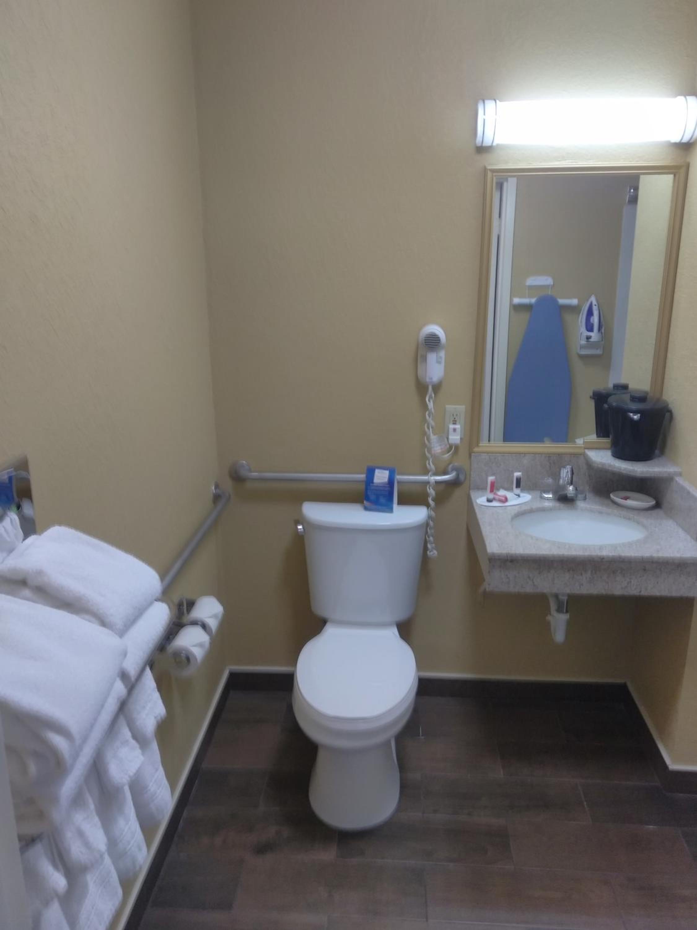 Double Room with Two Double Beds - Mobility Access/Non-Smoking - Photo 4