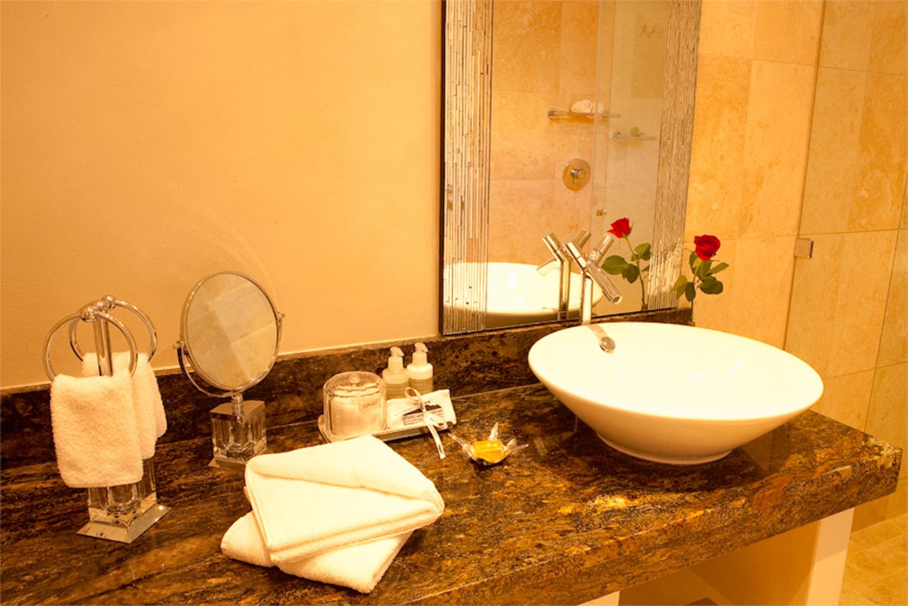 Deluxe Suite with Terrace and Sea View - Infinity Suite - Photo 6
