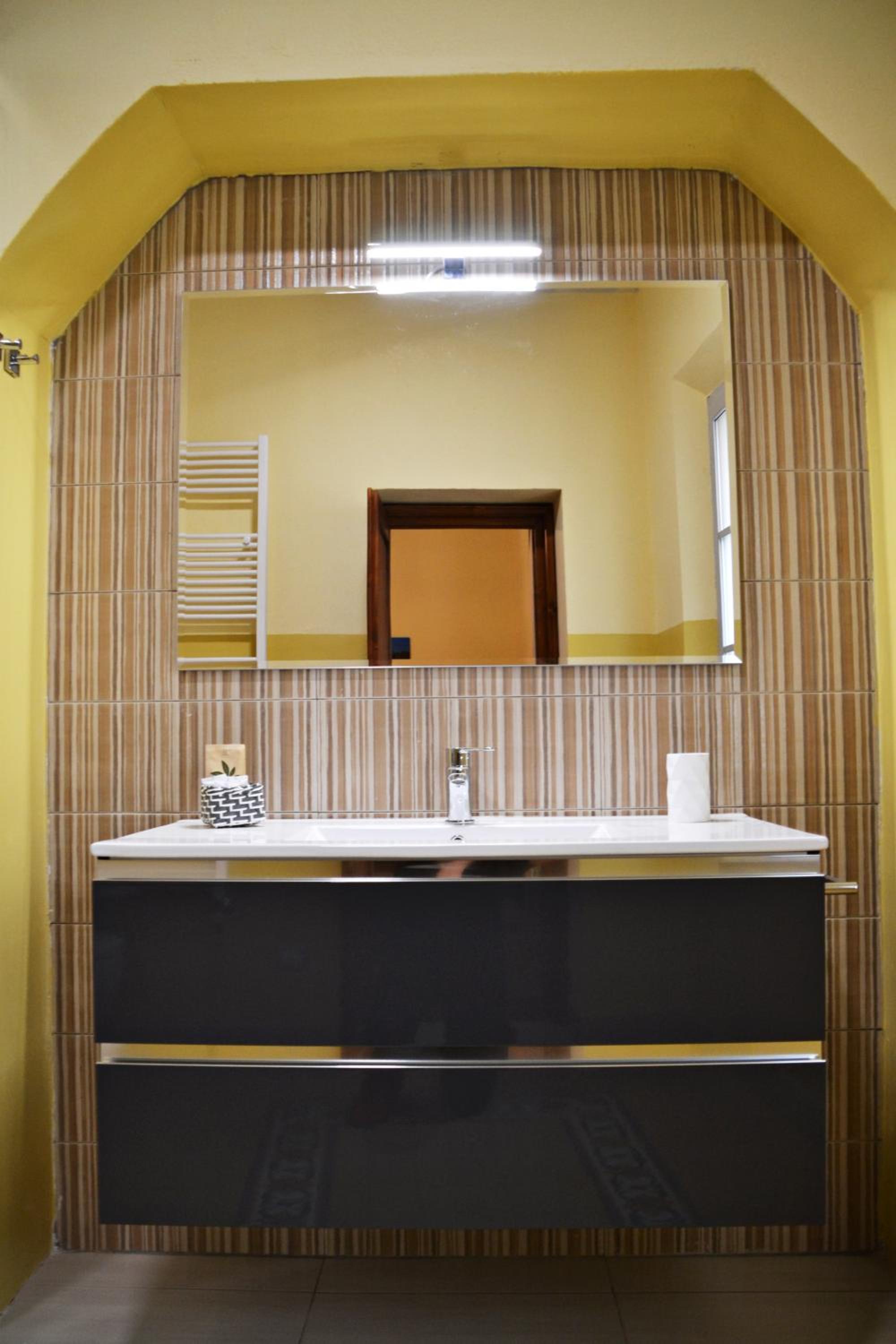 Deluxe Double Room with Shower - Photo 11