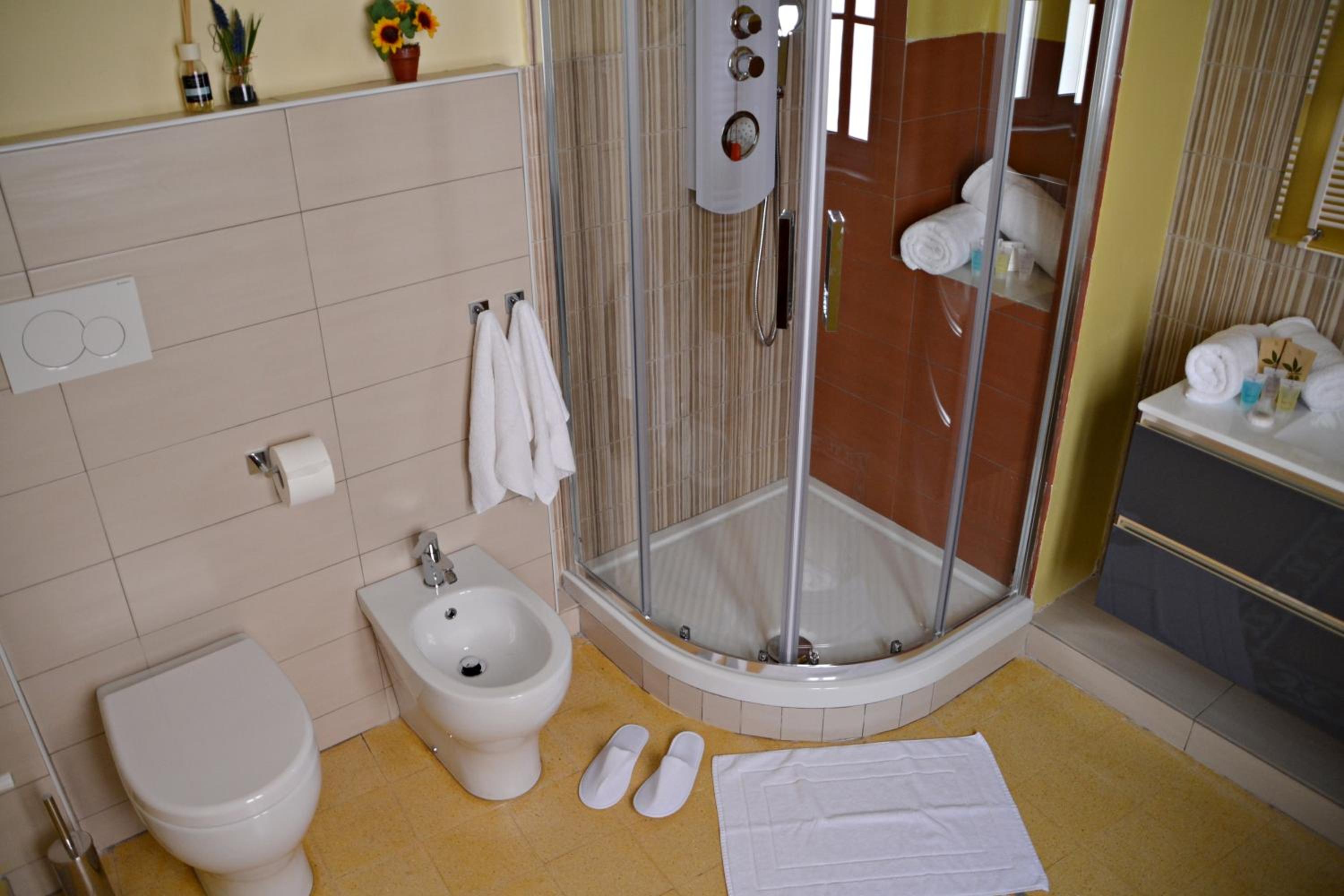 Deluxe Double Room with Shower - Photo 12