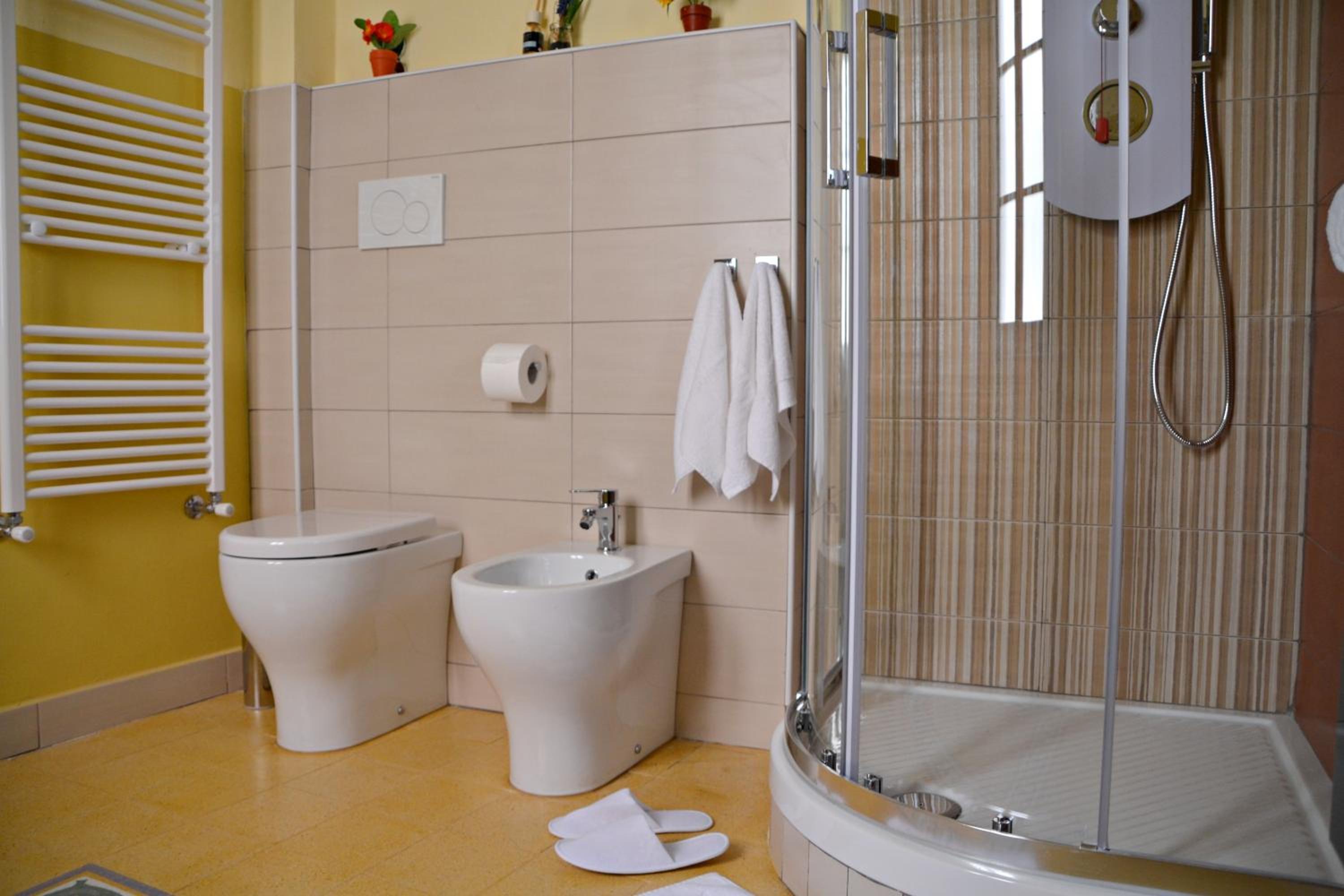 Deluxe Double Room with Shower - Photo 4