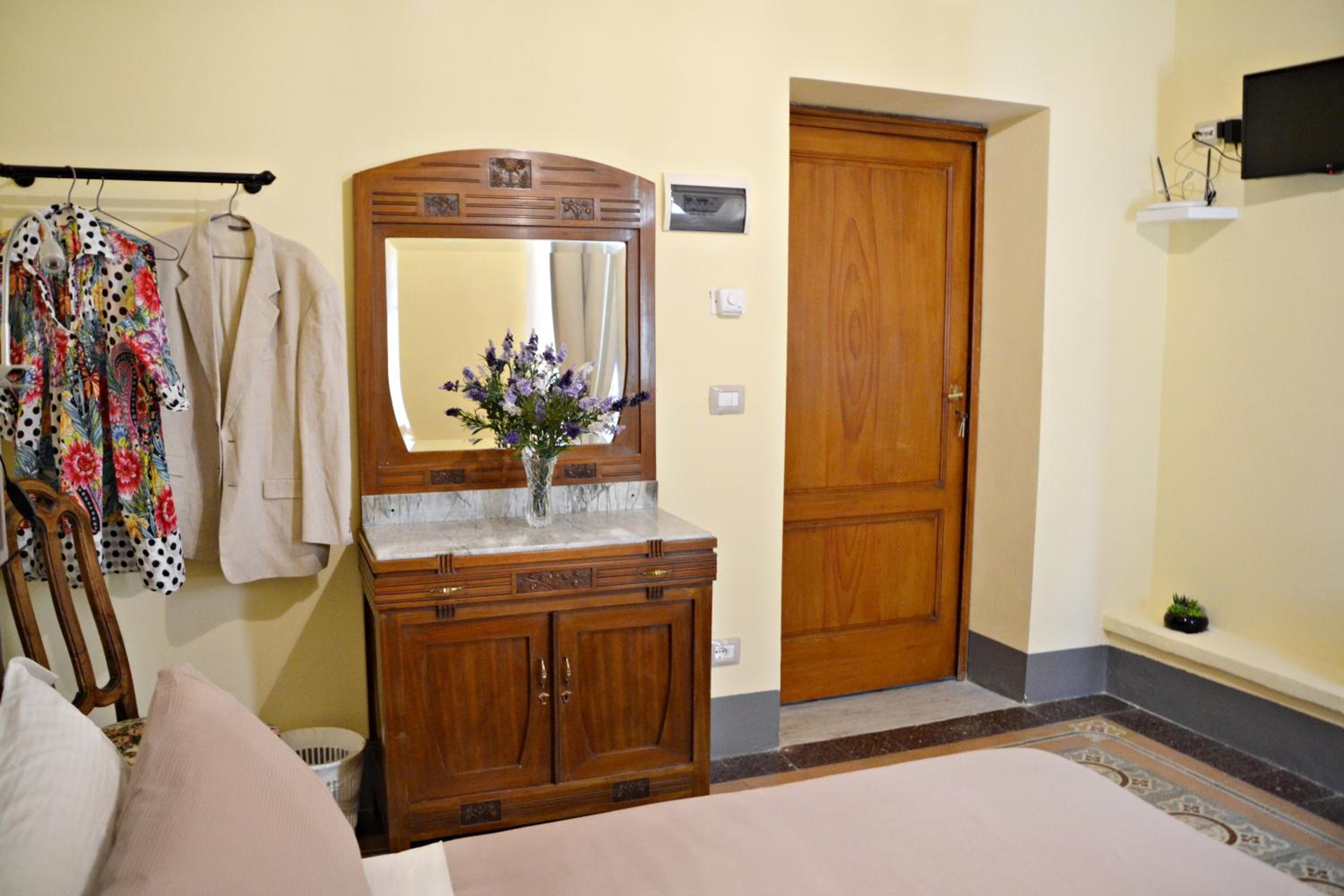 Deluxe Double Room with Shower - Photo 10