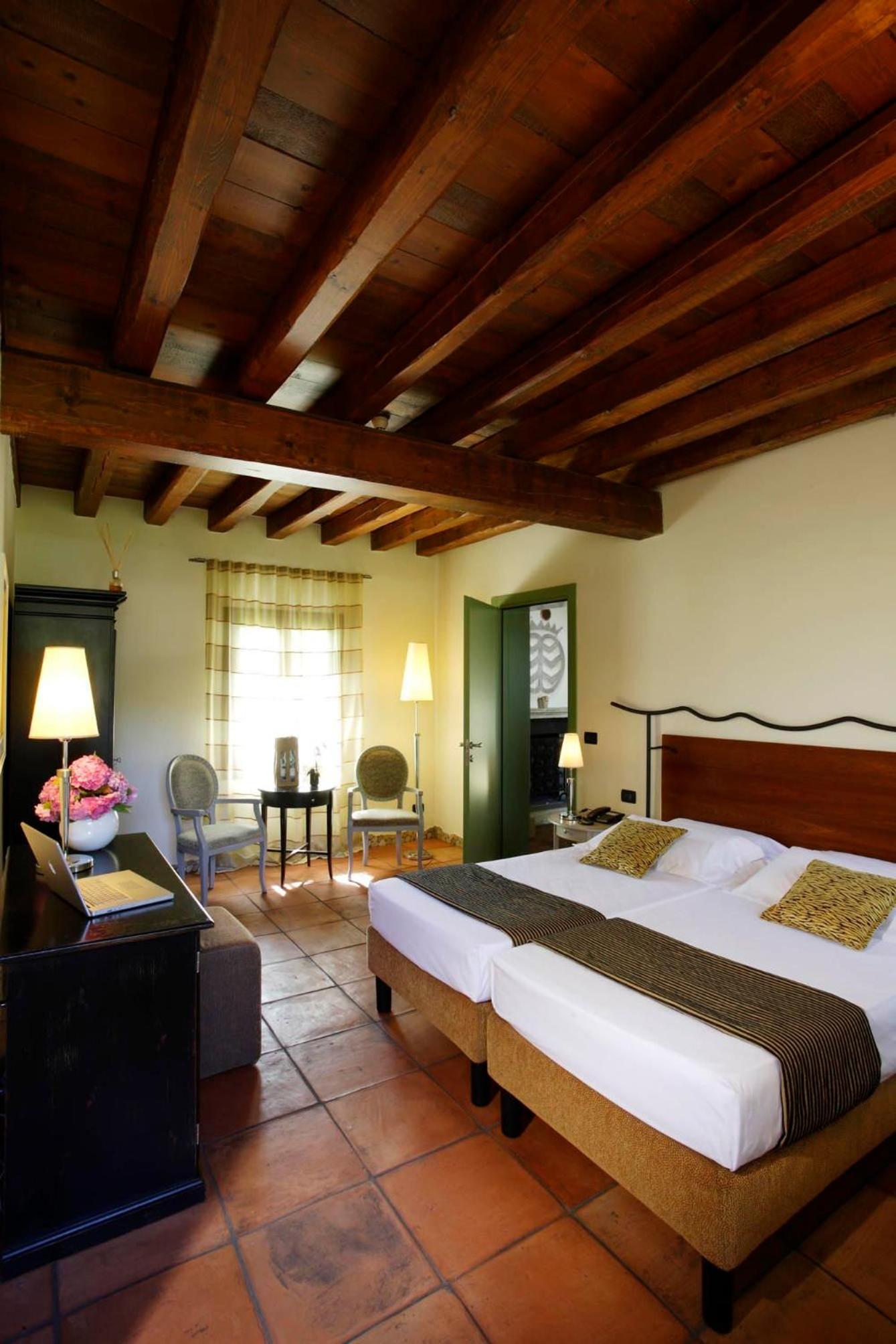Suite - Photo 1