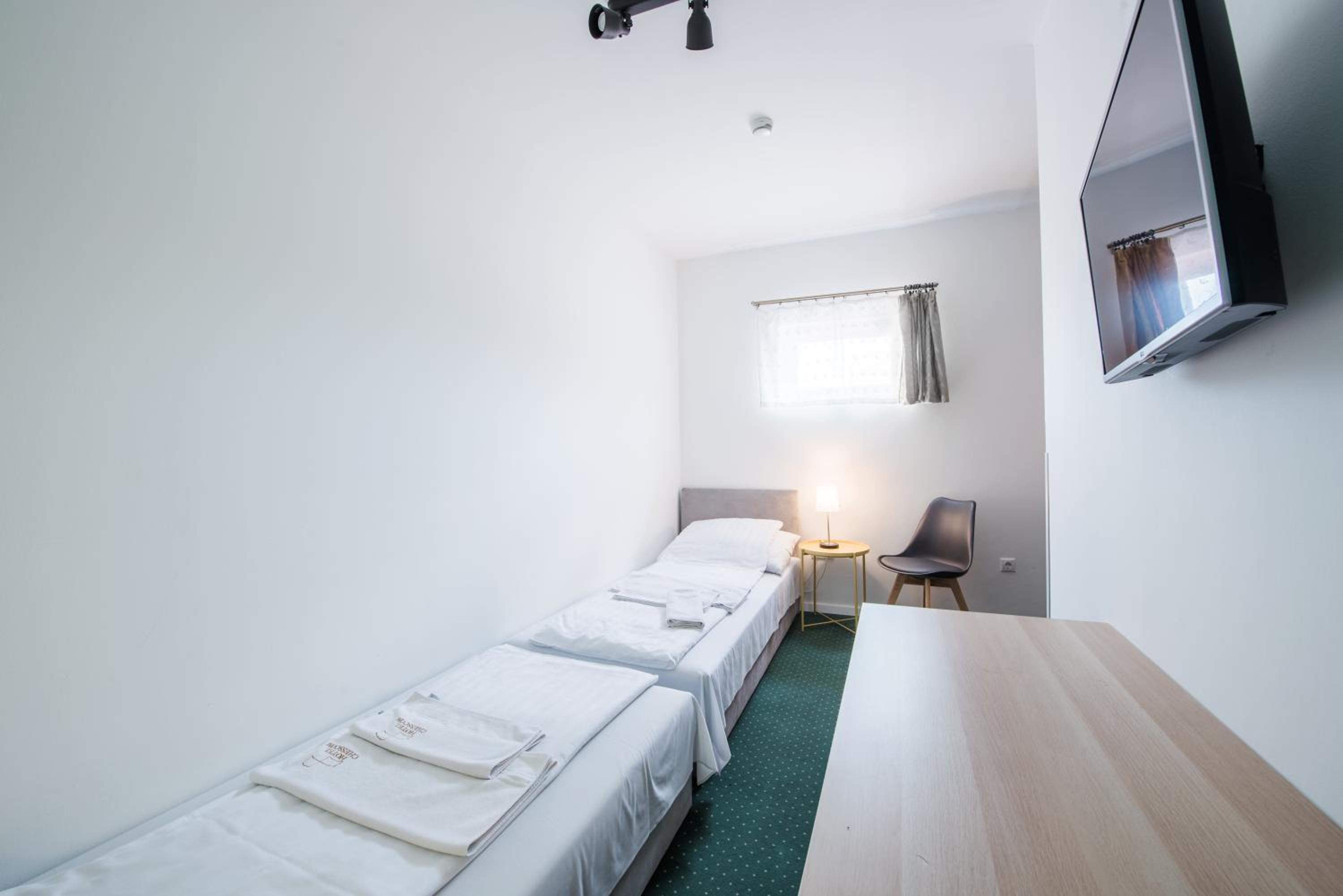 Compact Twin Room - Photo 1