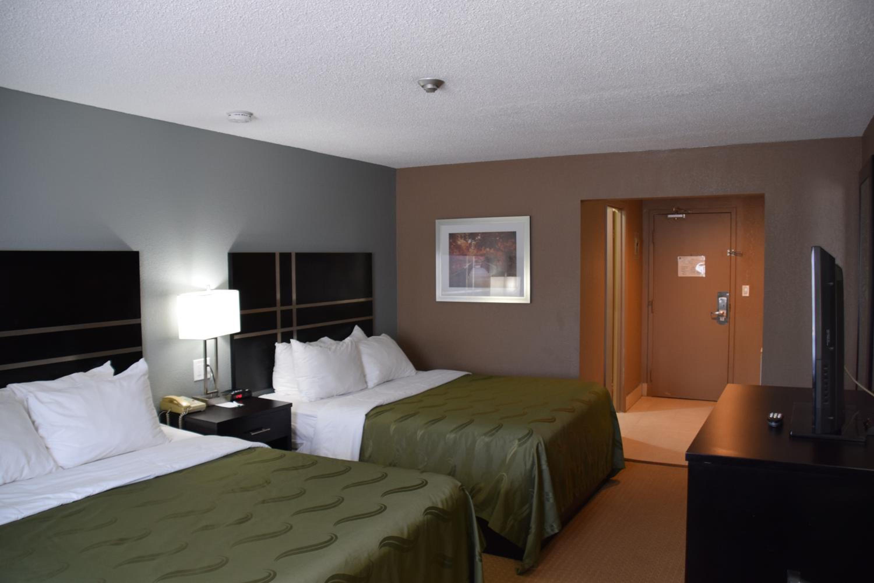 Queen Room with Two Queen Beds with River View - Non-Smoking photo 1