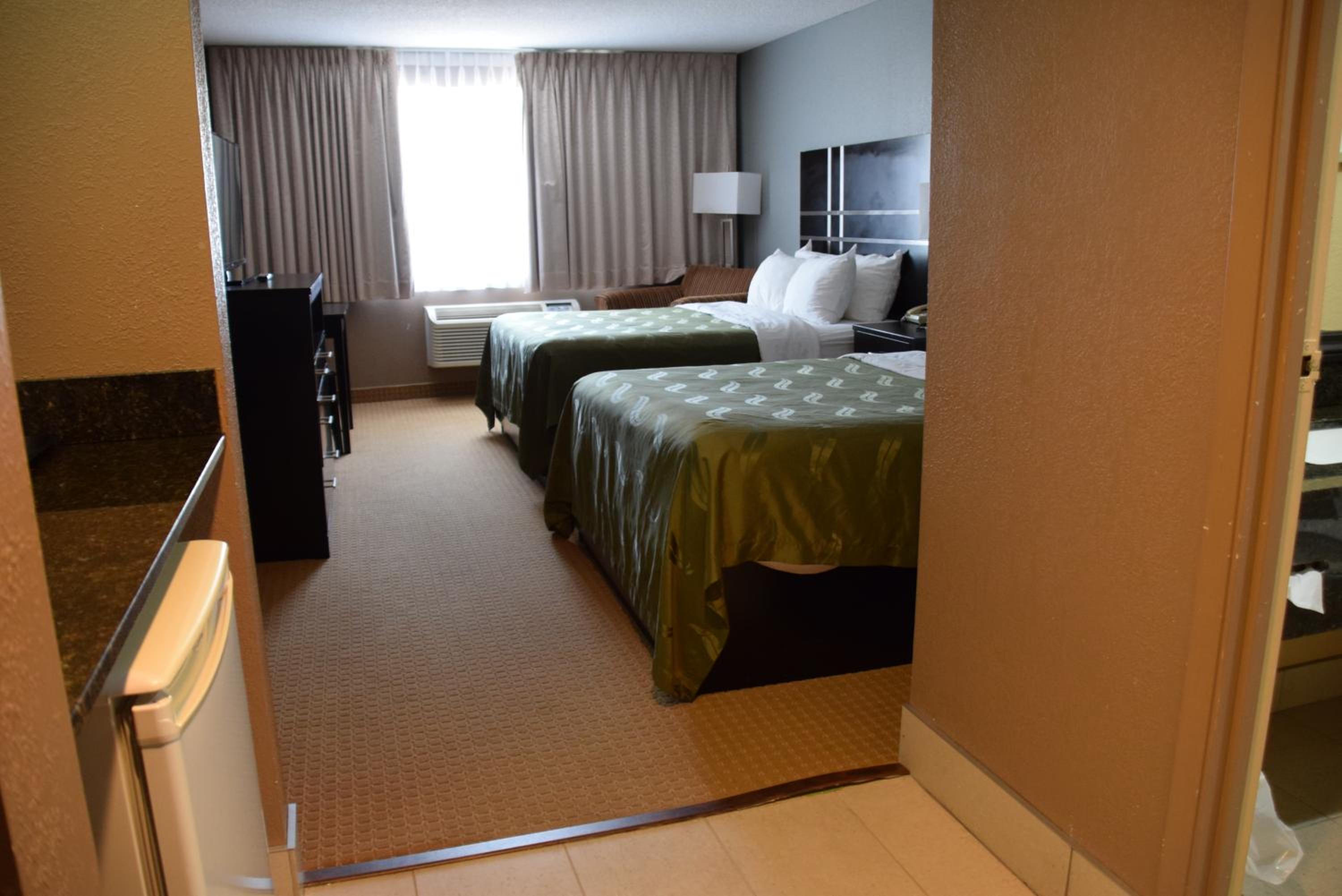 Queen Room with Two Queen Beds with River View - Non-Smoking photo 3