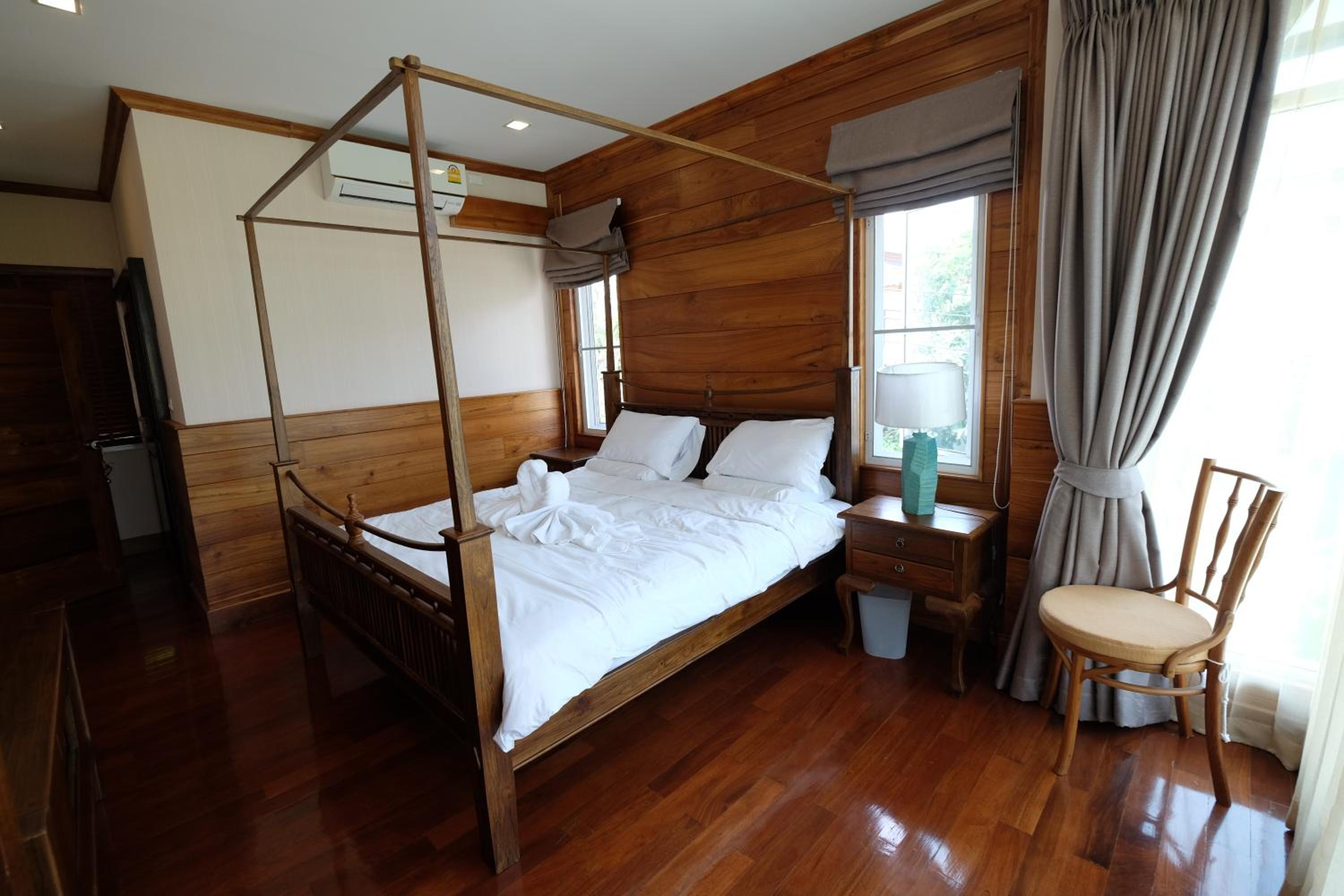 Villa - Photo 1