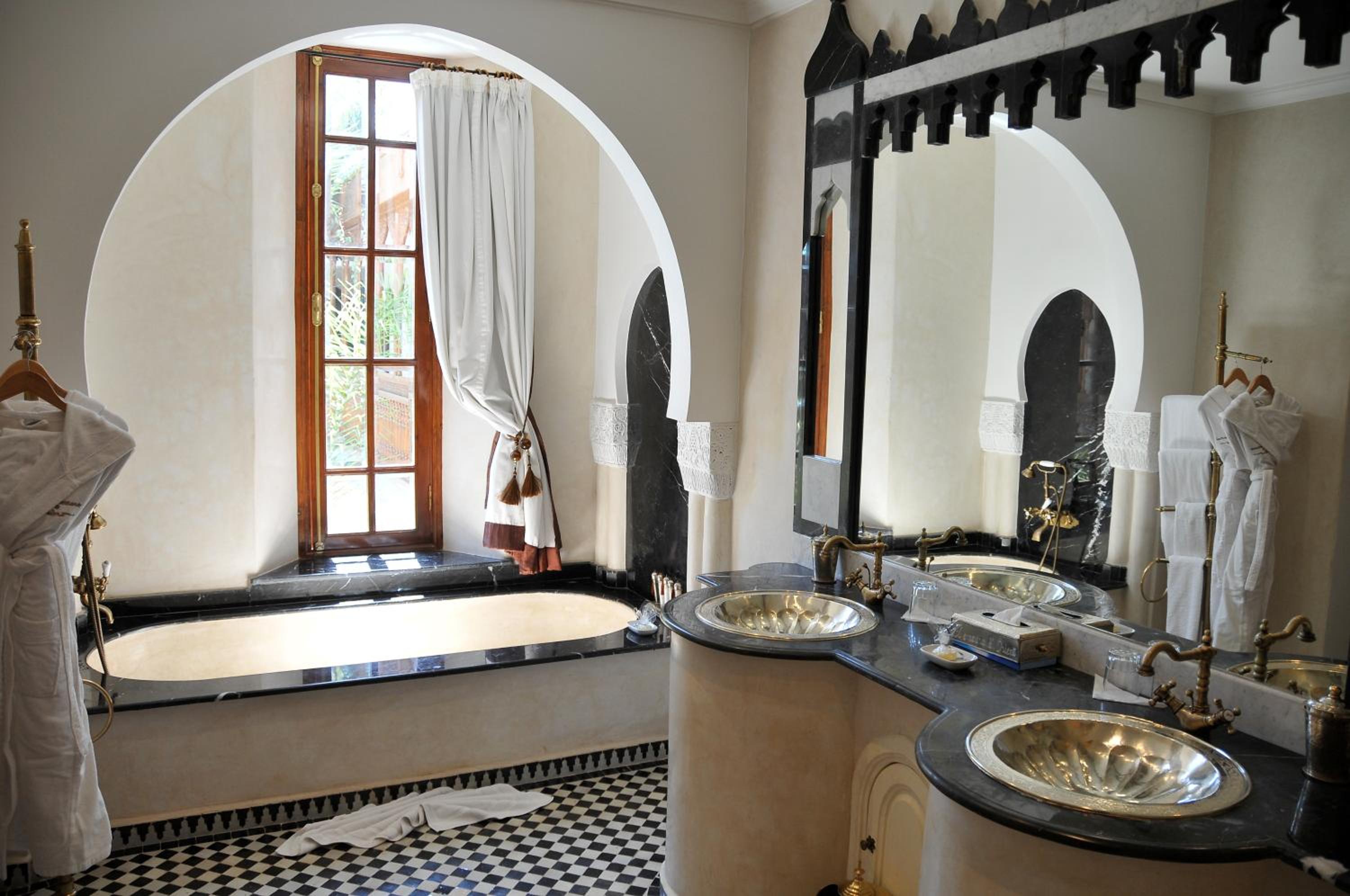 King Suite with Balcony - Photo 12