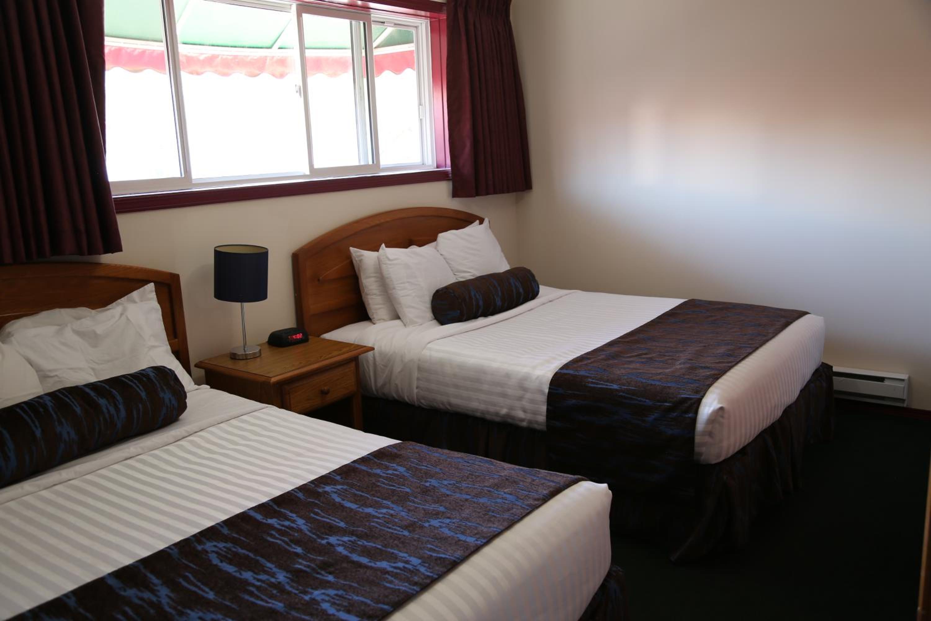 Deluxe Queen Suite with Lake View - Non Pet Friendly photo 1