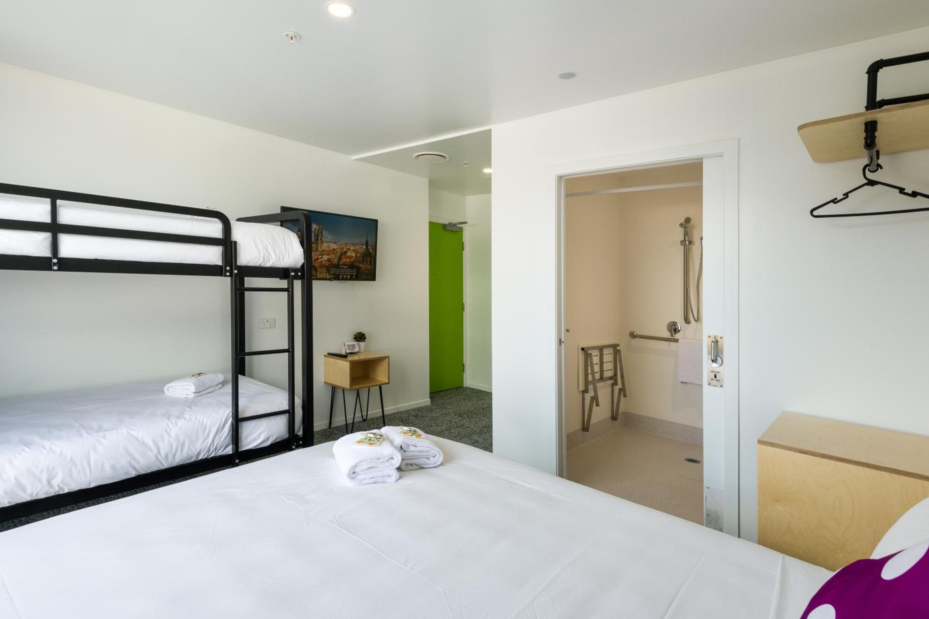 Quadruple Room with Private Bathroom photo 3