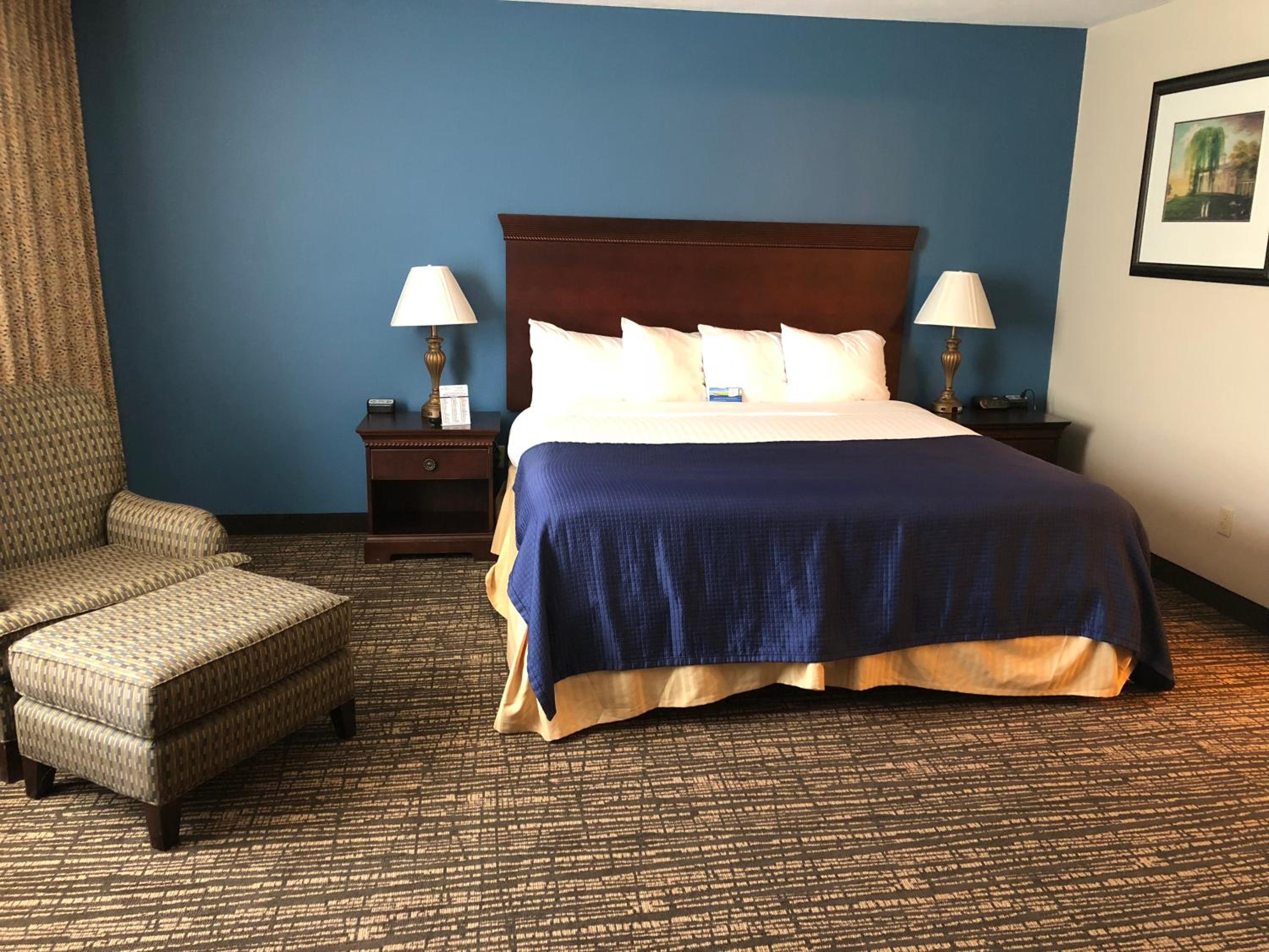 Deluxe Room with One King Bed - Balcony with Water View - Non-Smoking - Photo 1