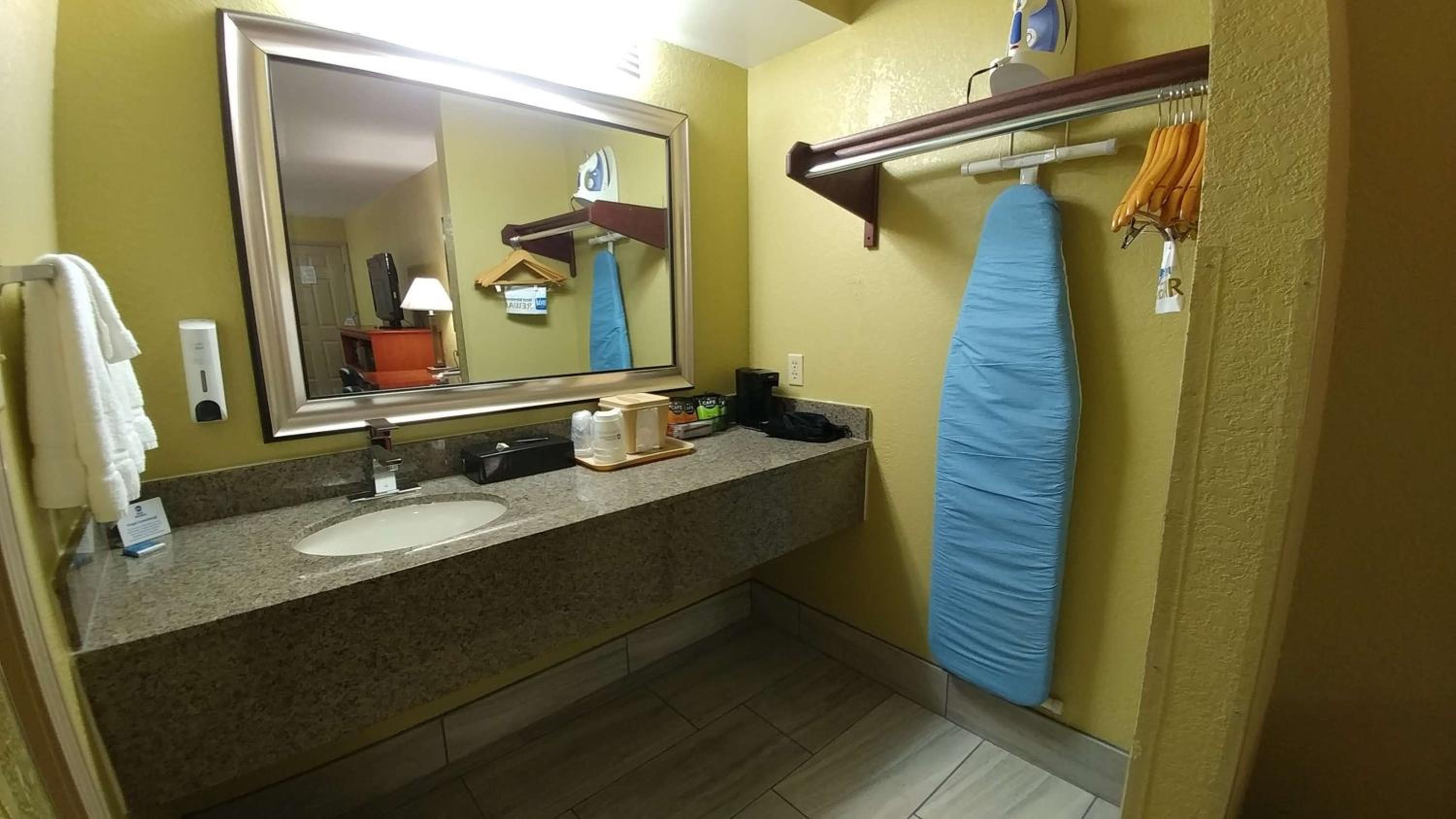 Double Room with Two Double Beds - Pet Friendly/Smoking - Photo 4
