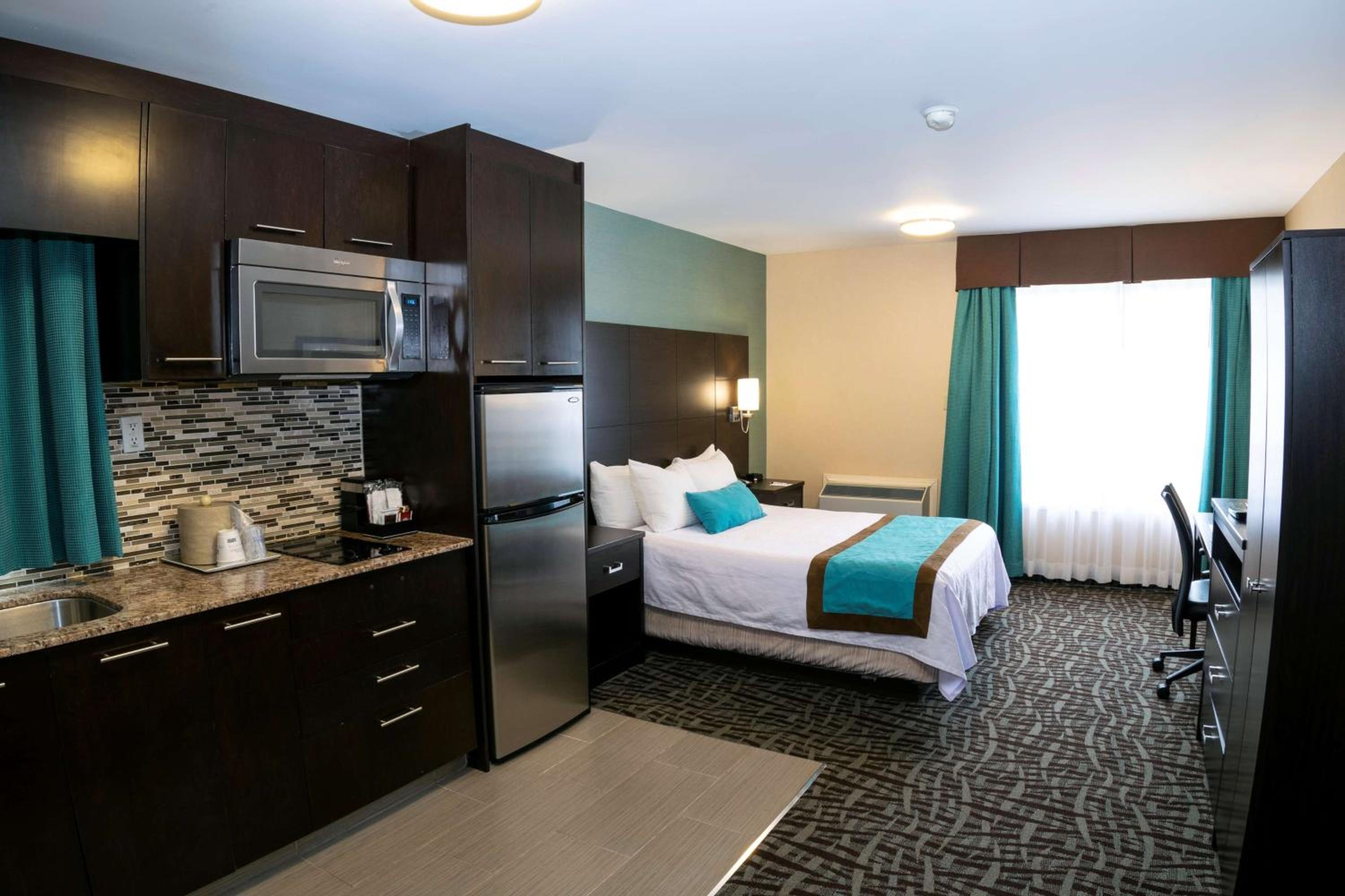 Queen Room with Kitchenette - Non Smoking