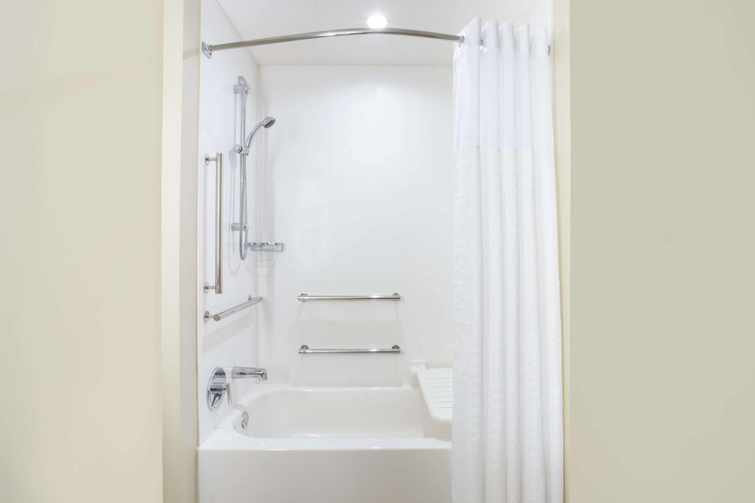 Deluxe Queen Room - Mobility Access/Non-Smoking