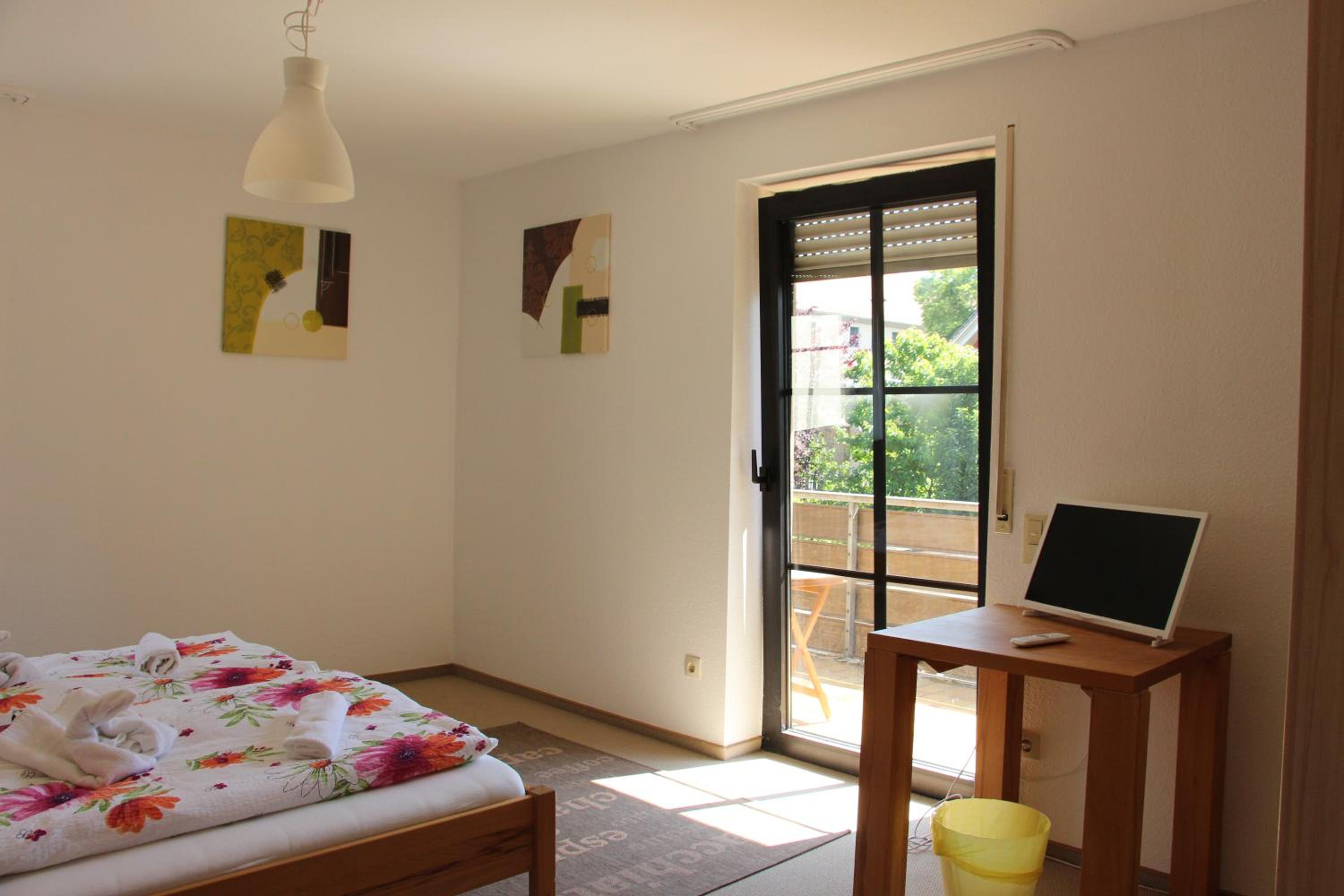 Double Room with Balcony - Photo 4