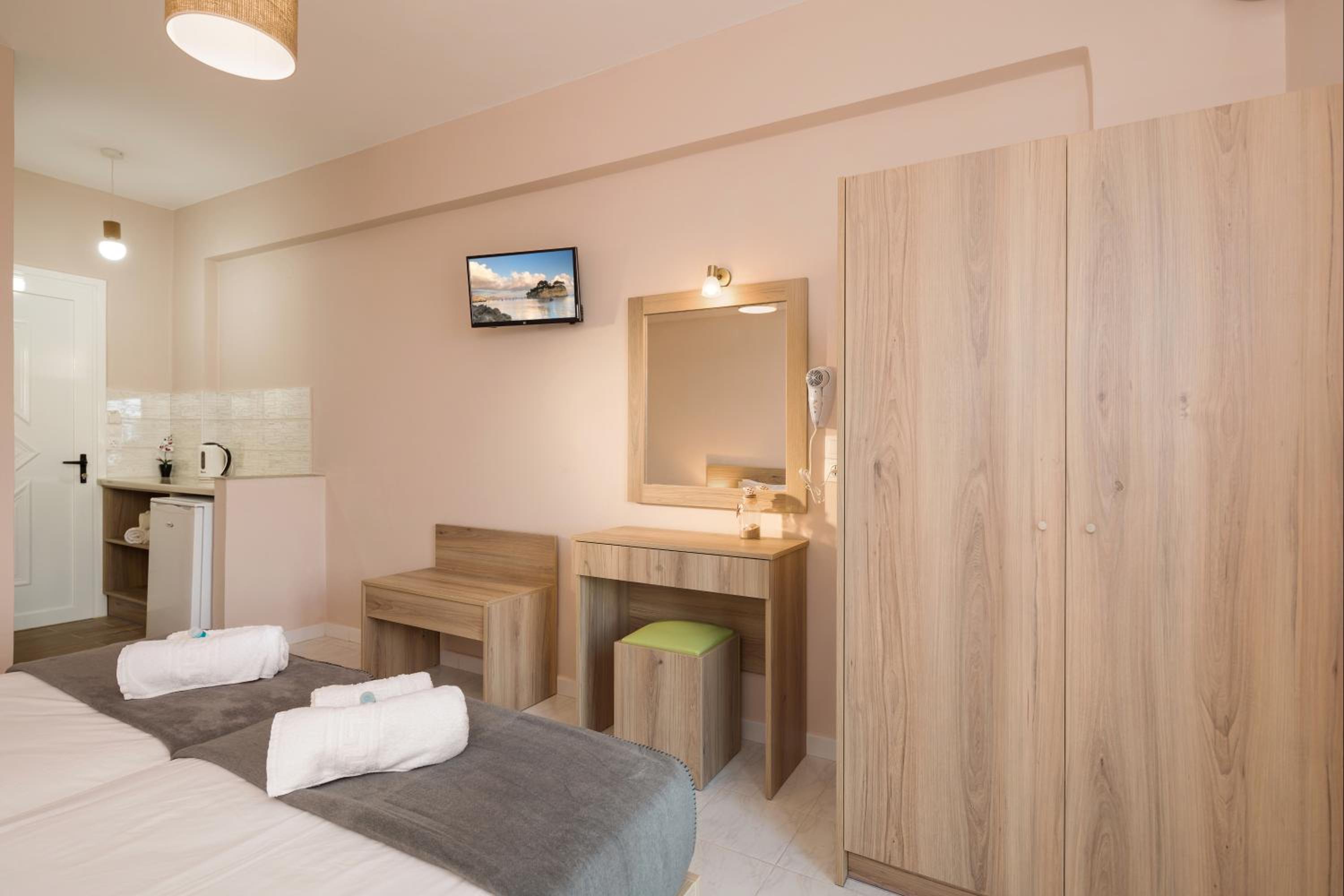 Twin Room with Extra Bed photo 2