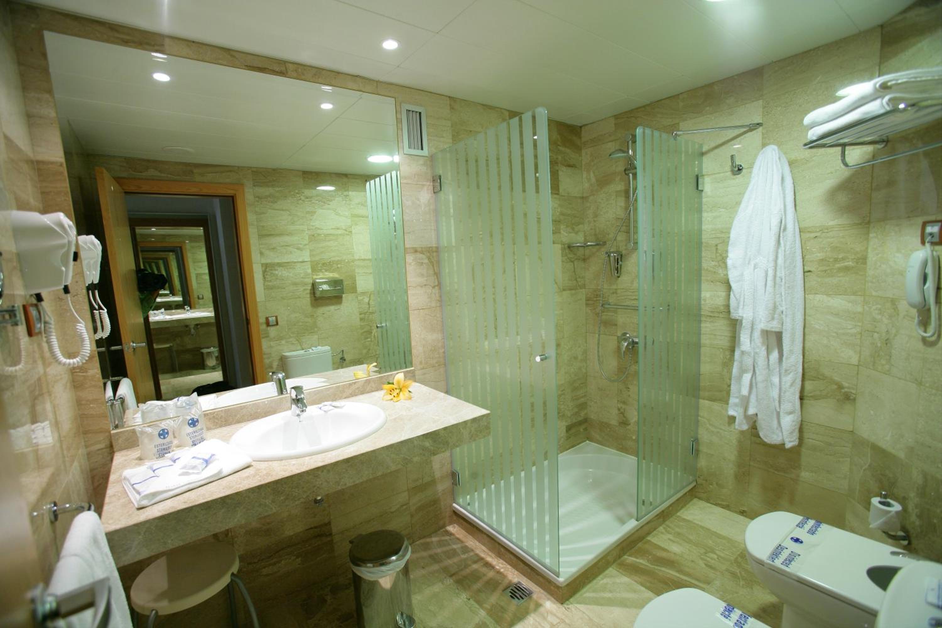 Double or Twin Room - Photo 3