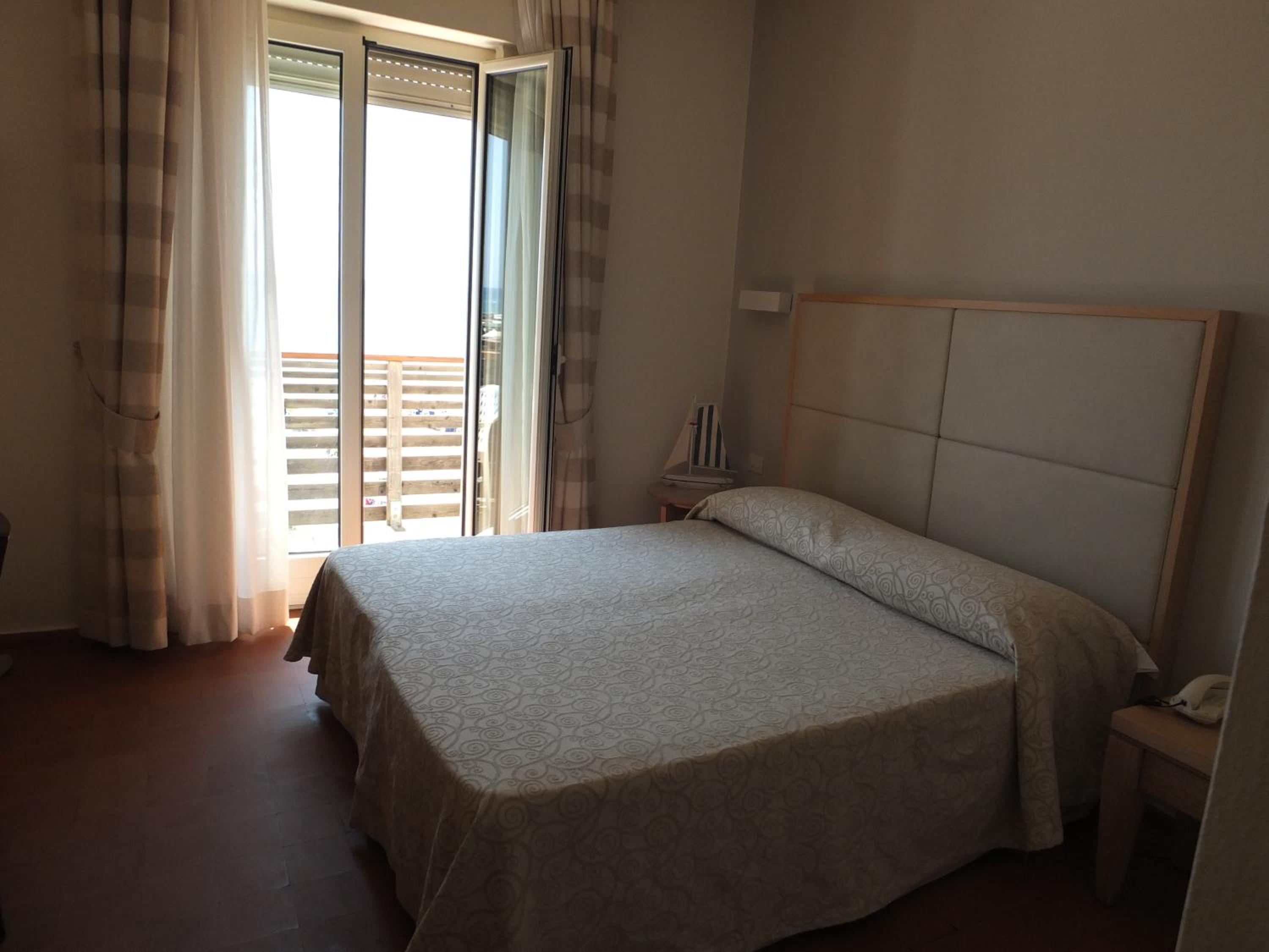 Triple Room with Balcony and Sea View photo 3