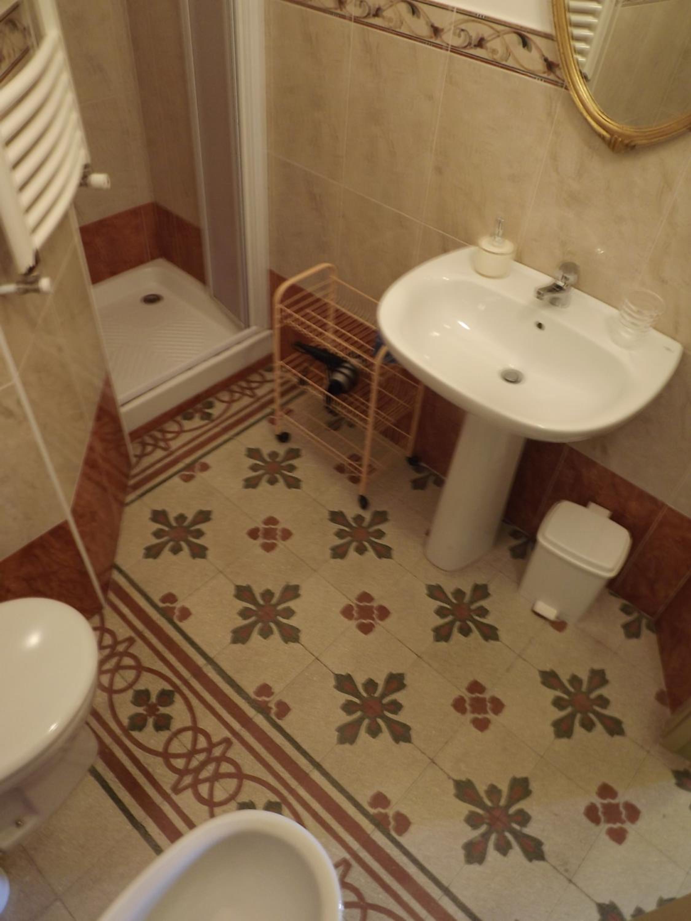 Triple Room with Private Bathroom - Photo 2