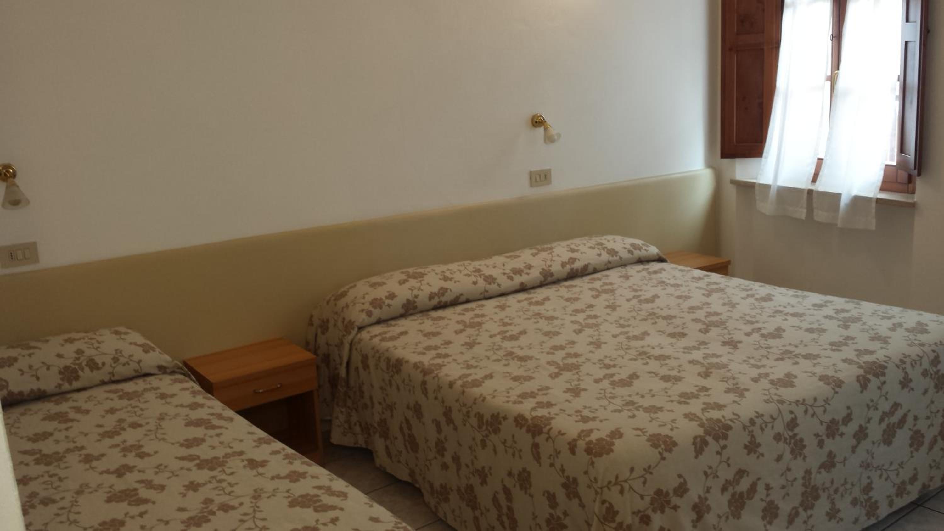 Triple Room with Bathroom - Photo 1