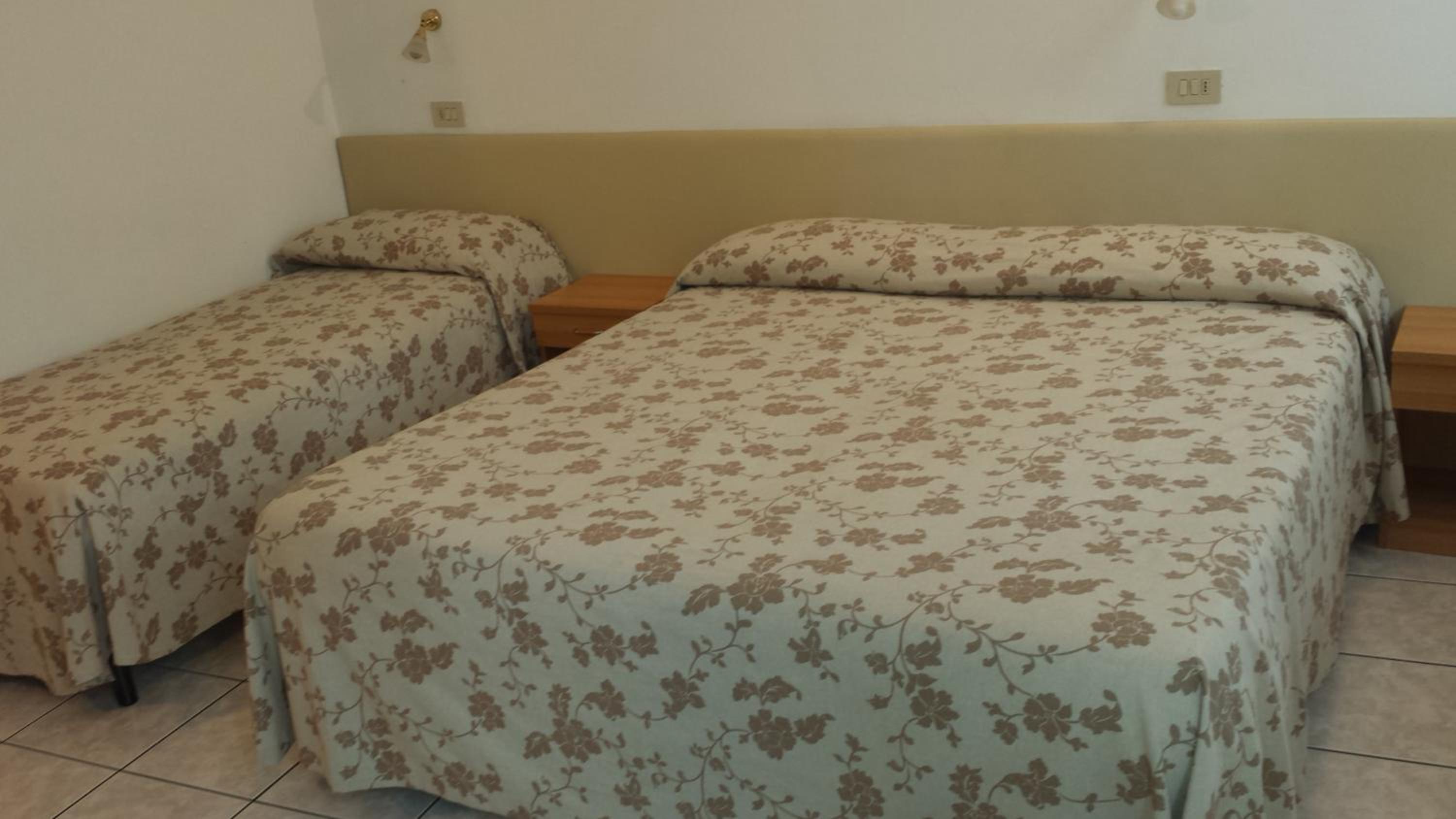 Triple Room with Bathroom - Photo 3