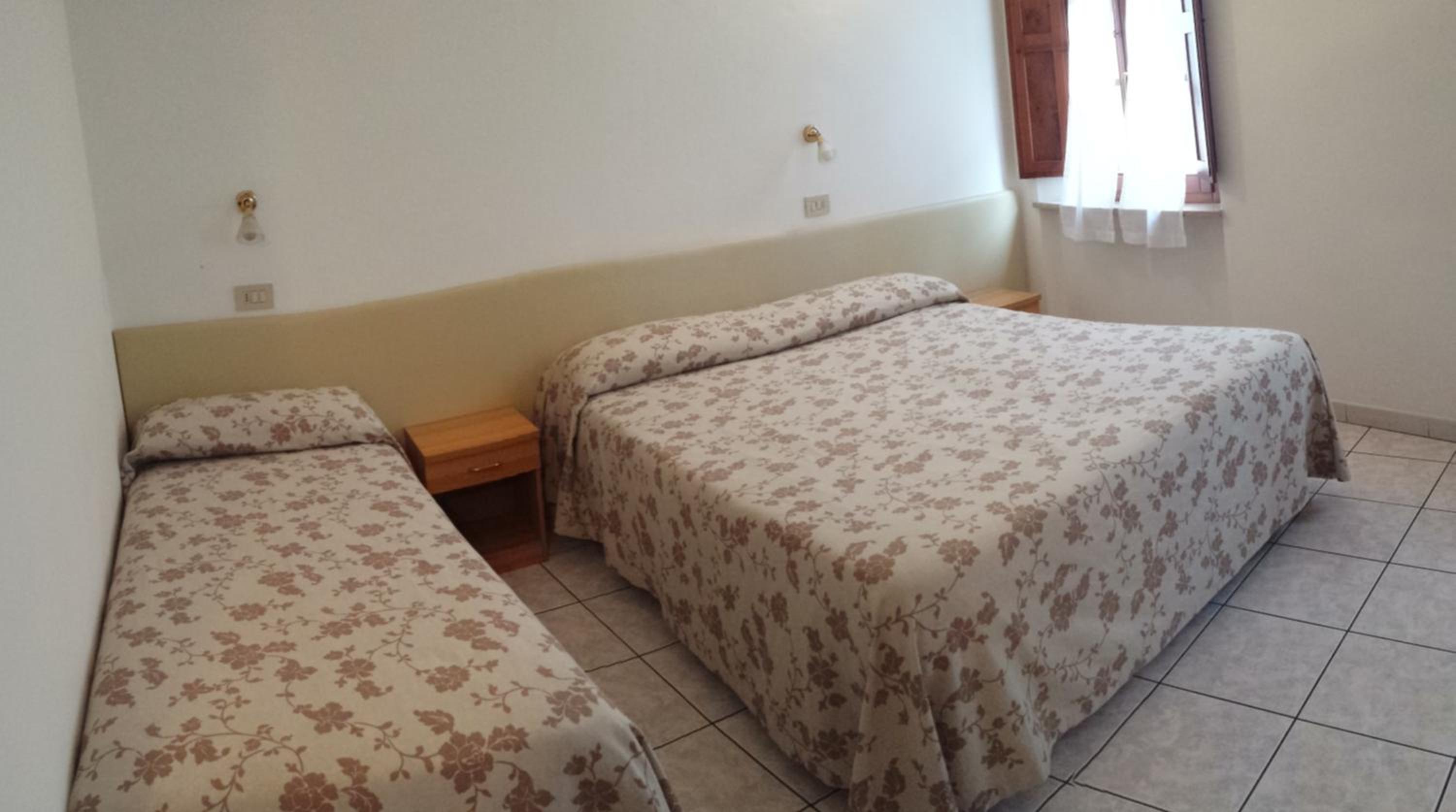 Triple Room with Bathroom - Photo 2