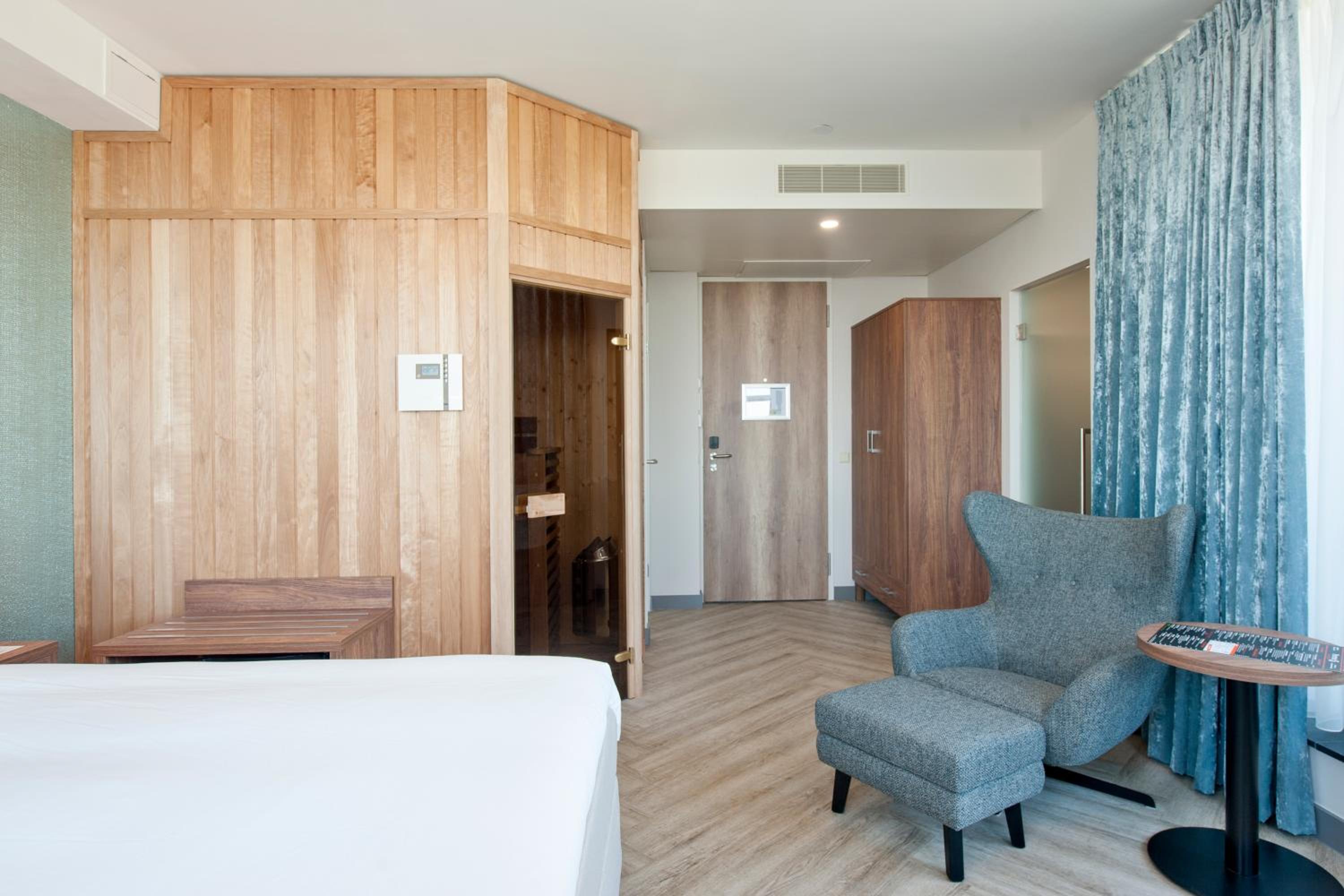 Velvet Wellness King Room with City Spa Access - Photo 16