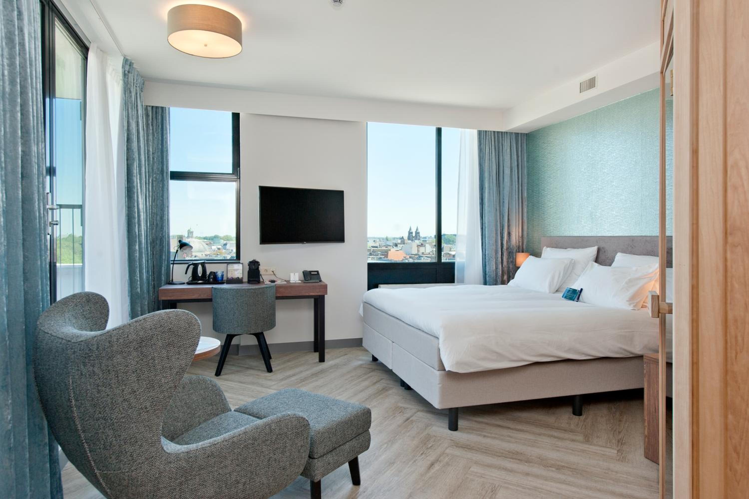 Velvet Wellness King Room with City Spa Access - Photo 13