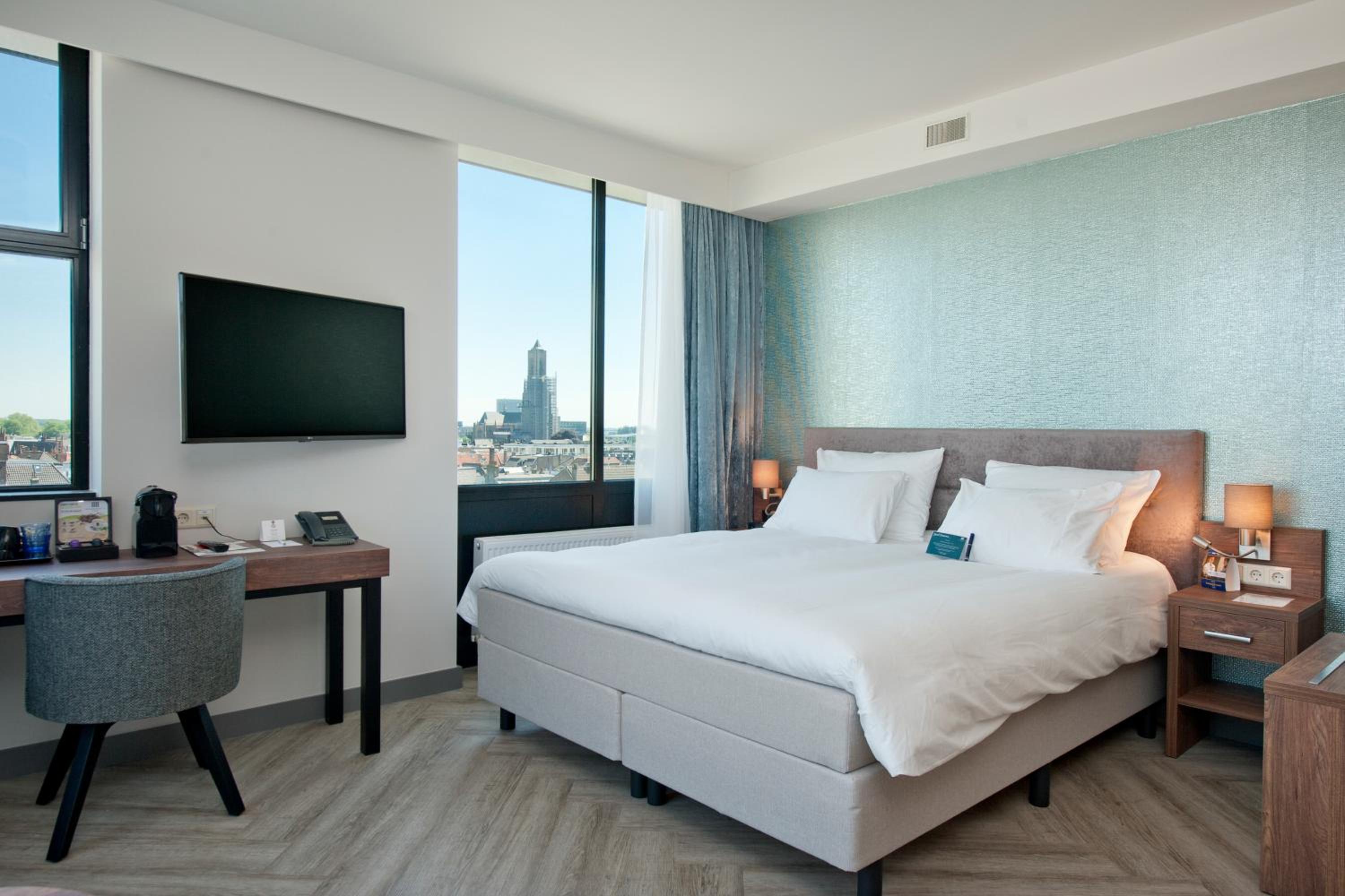 Velvet Wellness King Room with City Spa Access - Photo 12