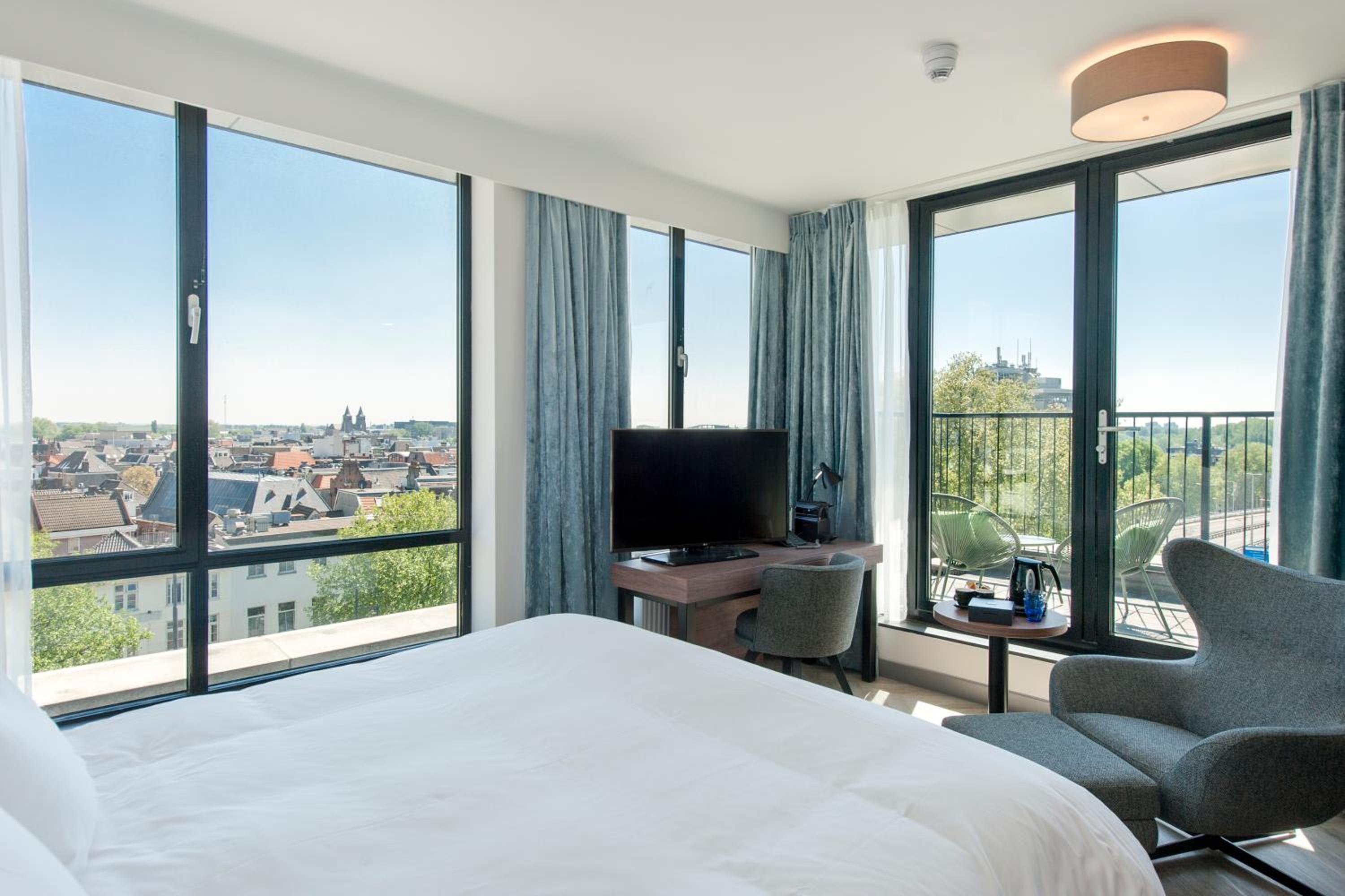 Velvet Wellness King Room with City Spa Access - Photo 9