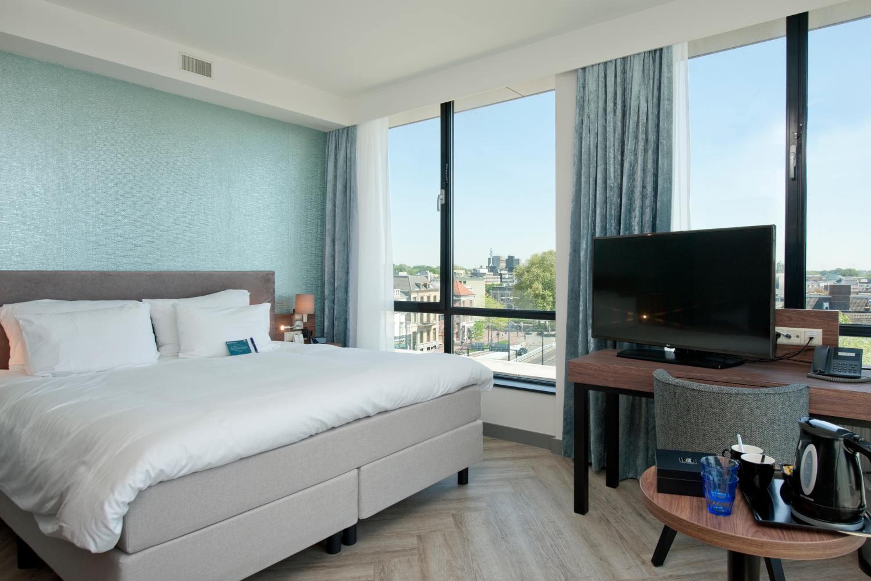Velvet Wellness King Room with City Spa Access - Photo 8