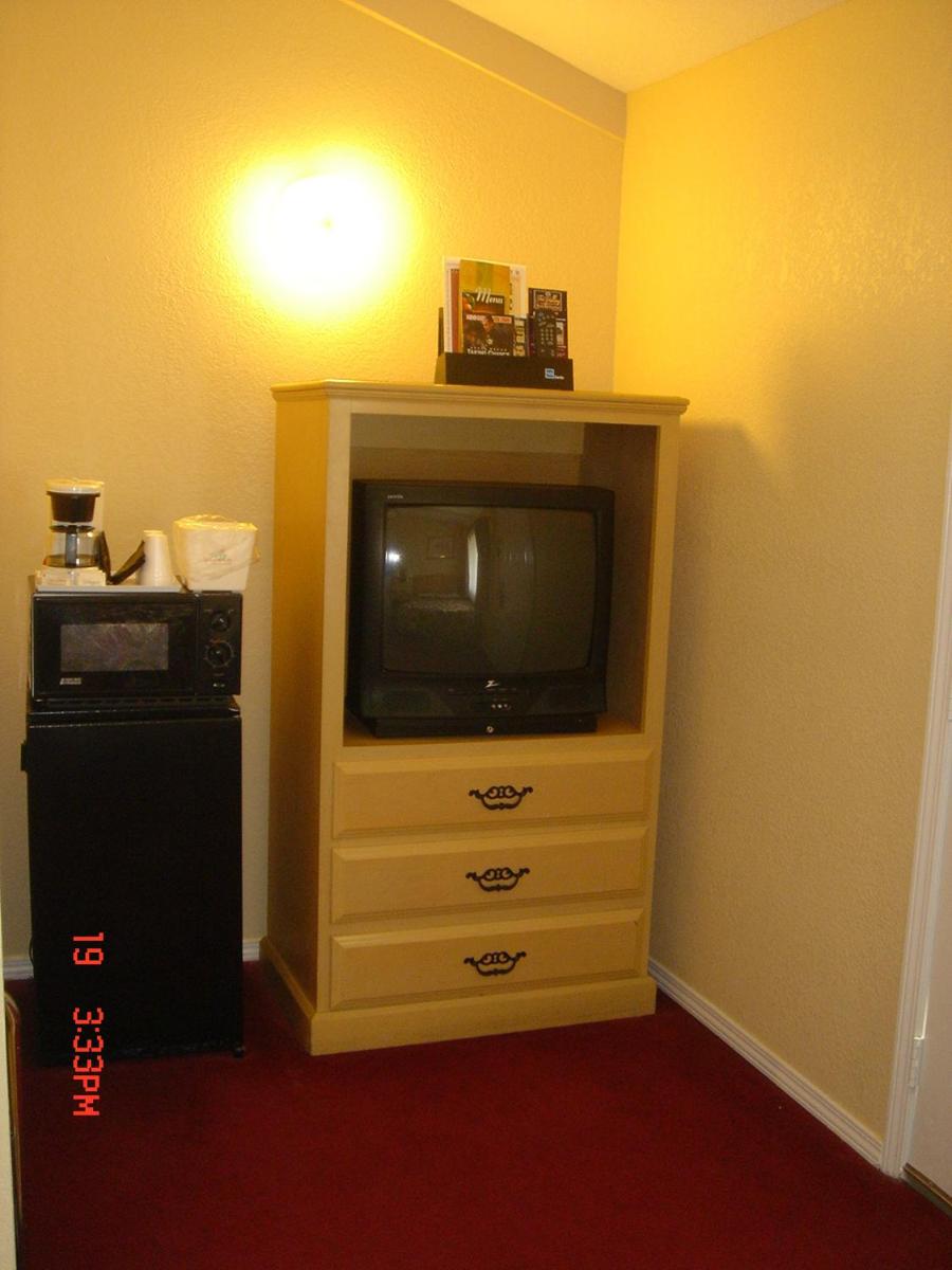Queen Room with Two Queen Beds photo 2