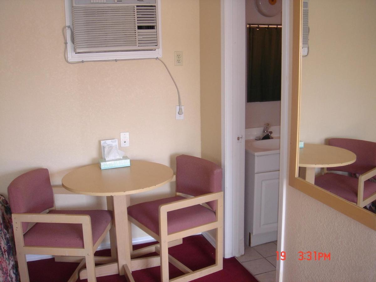 Queen Room with Two Queen Beds photo 3