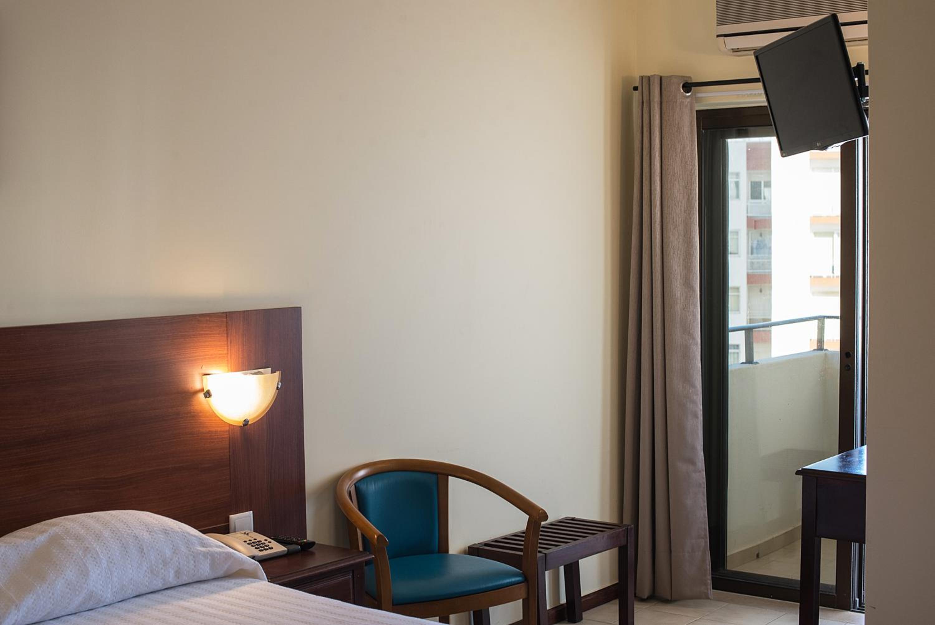 Standard Twin Room - Photo 5