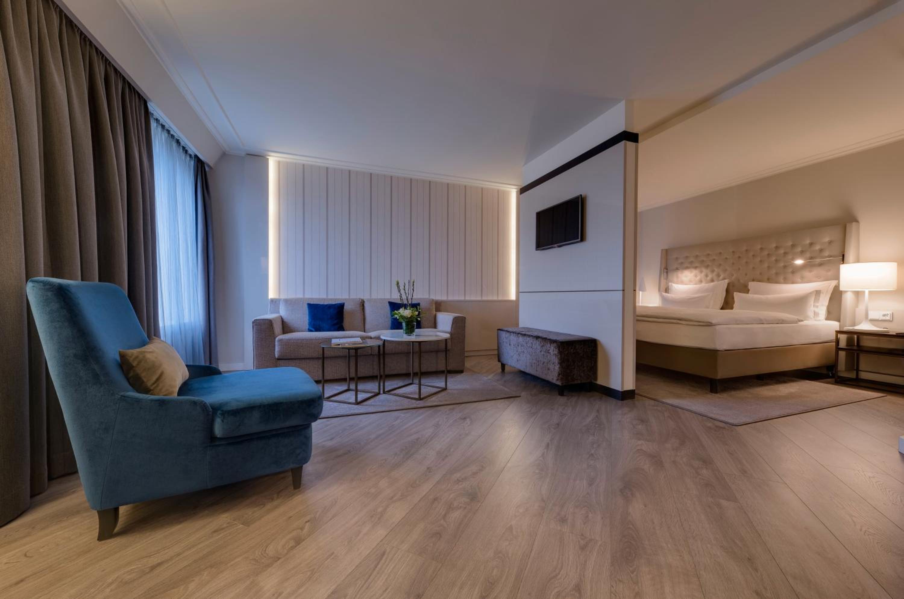 Executive Suite - Photo 6