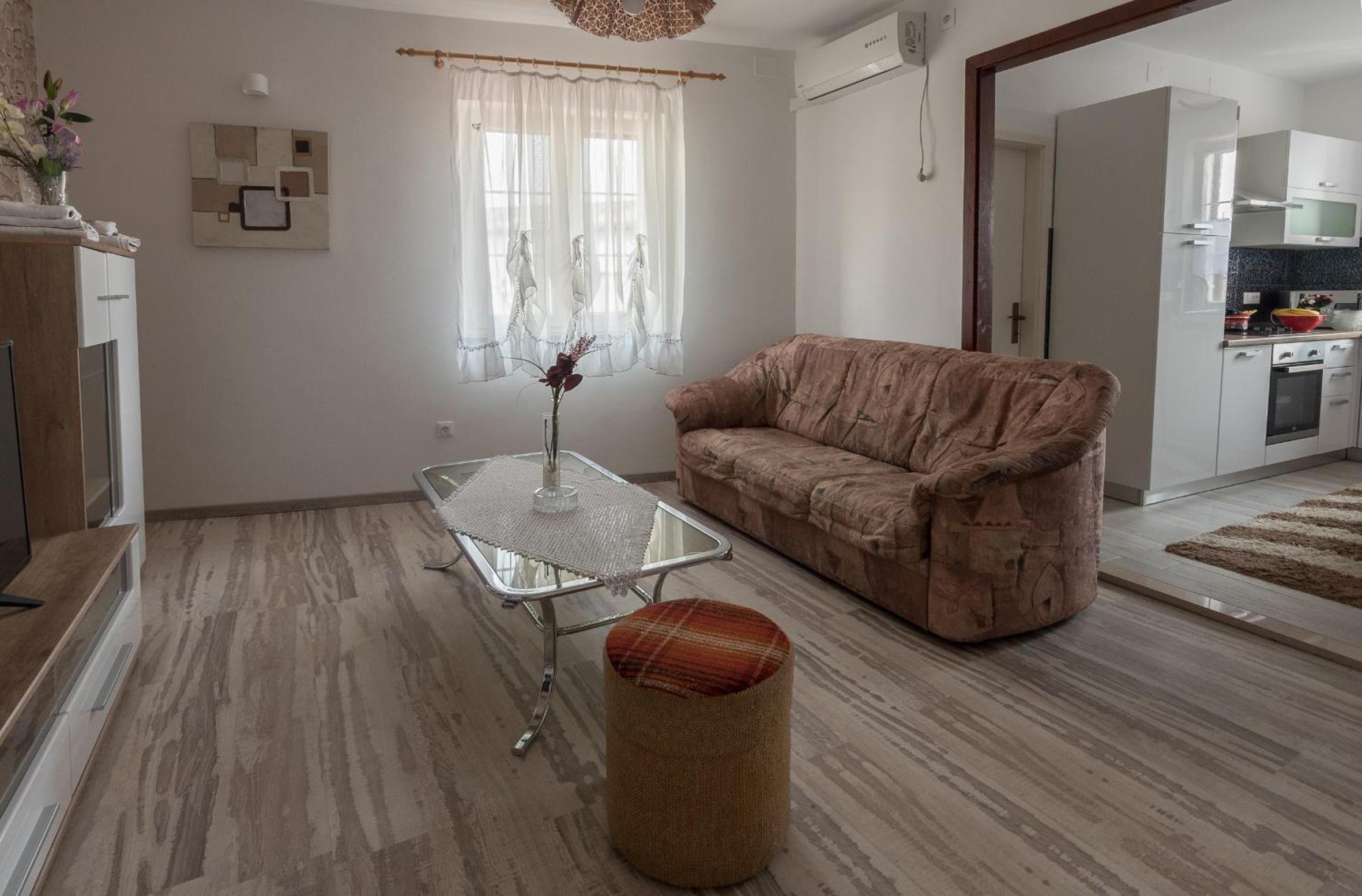 One-Bedroom Apartment - Photo 1