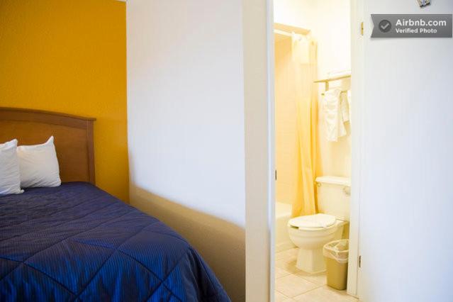King Room - Non-Smoking - Photo 2