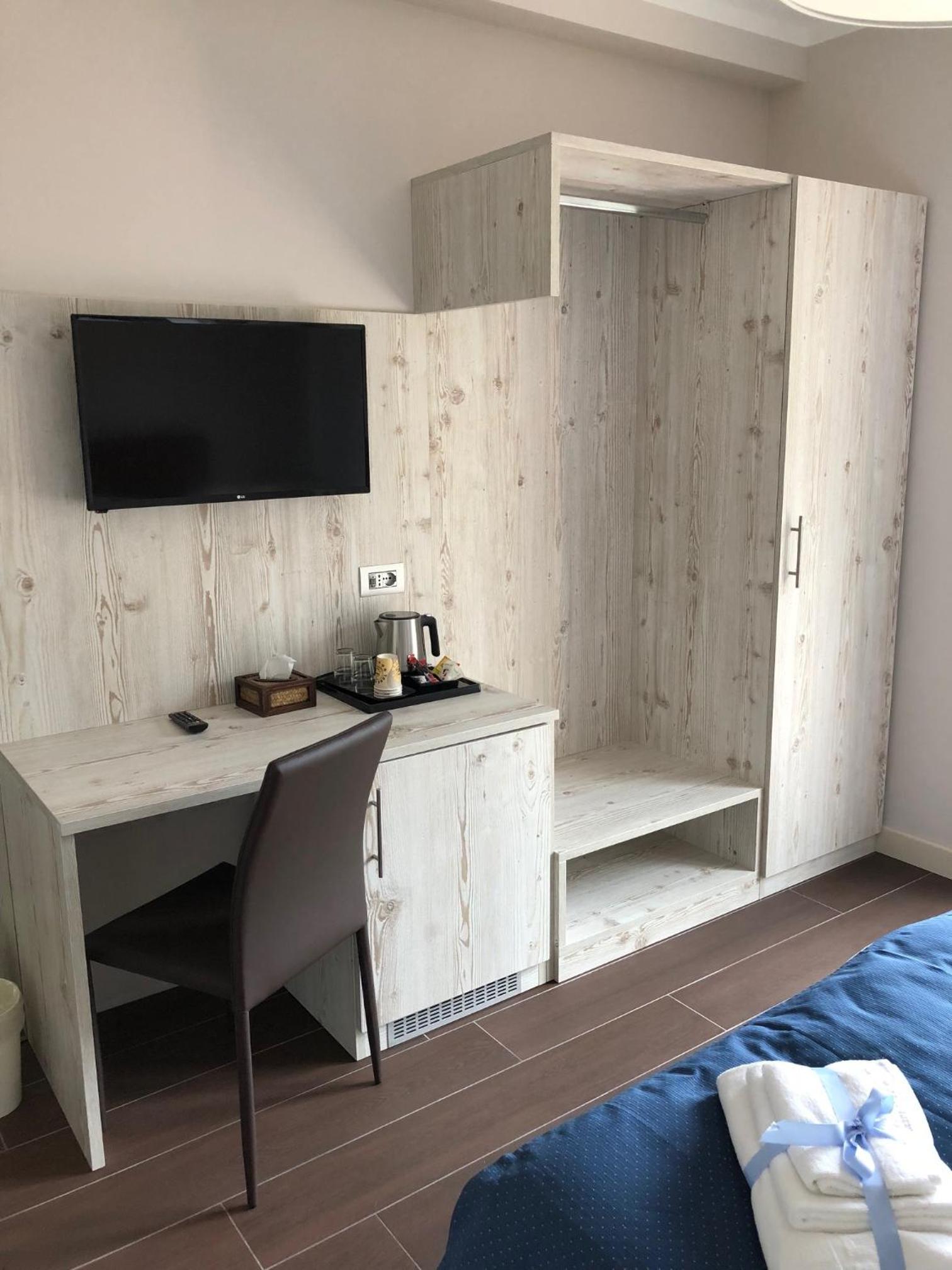 Superior Double or Twin Room with Pool View photo 2