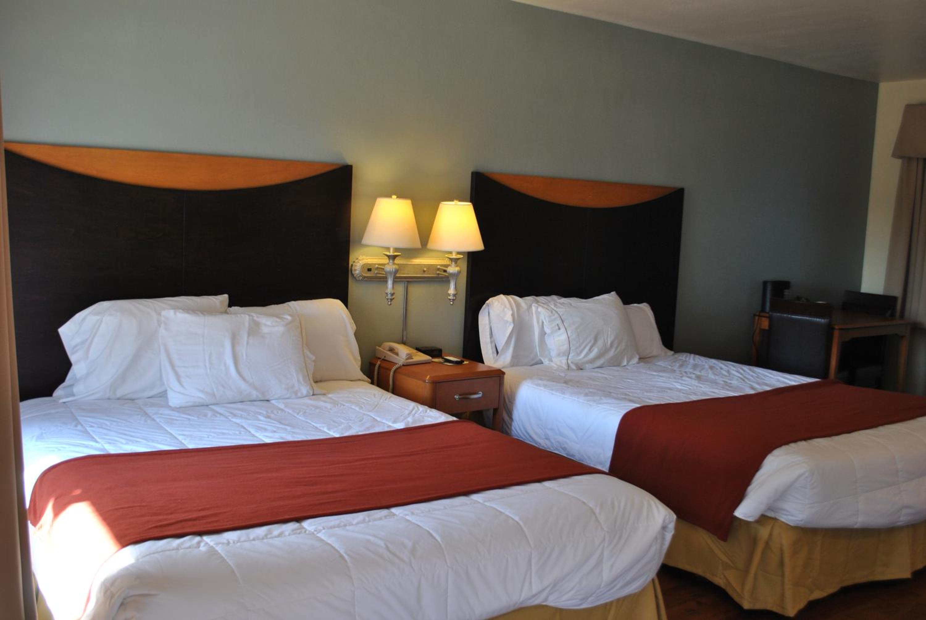 Queen Room with Two Queen Beds, photo 7