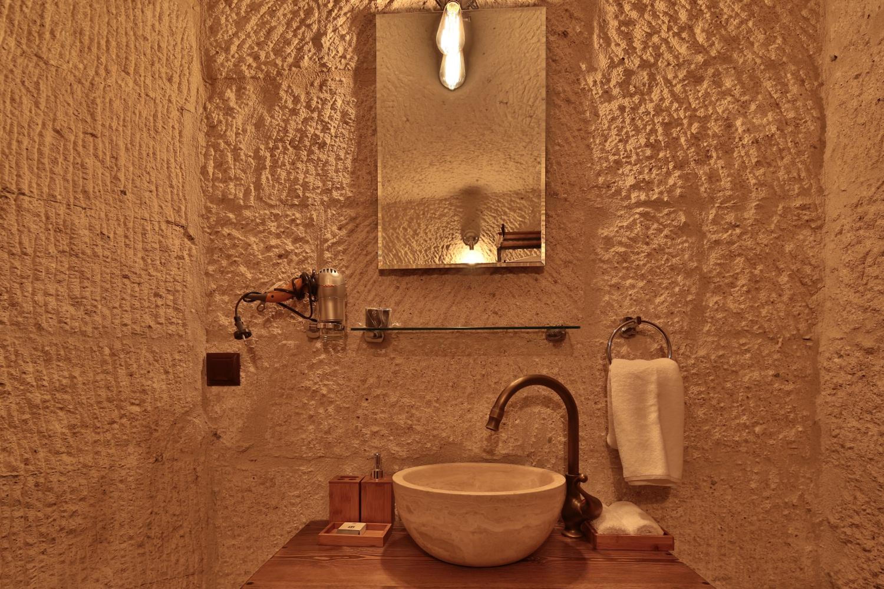 Deluxe King Suite - Photo 8