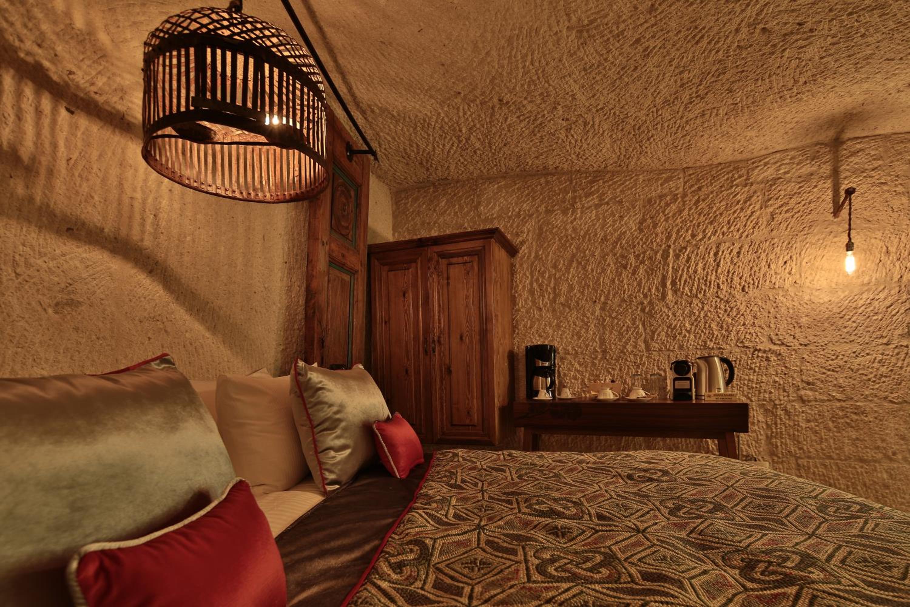 Deluxe King Suite - Photo 7