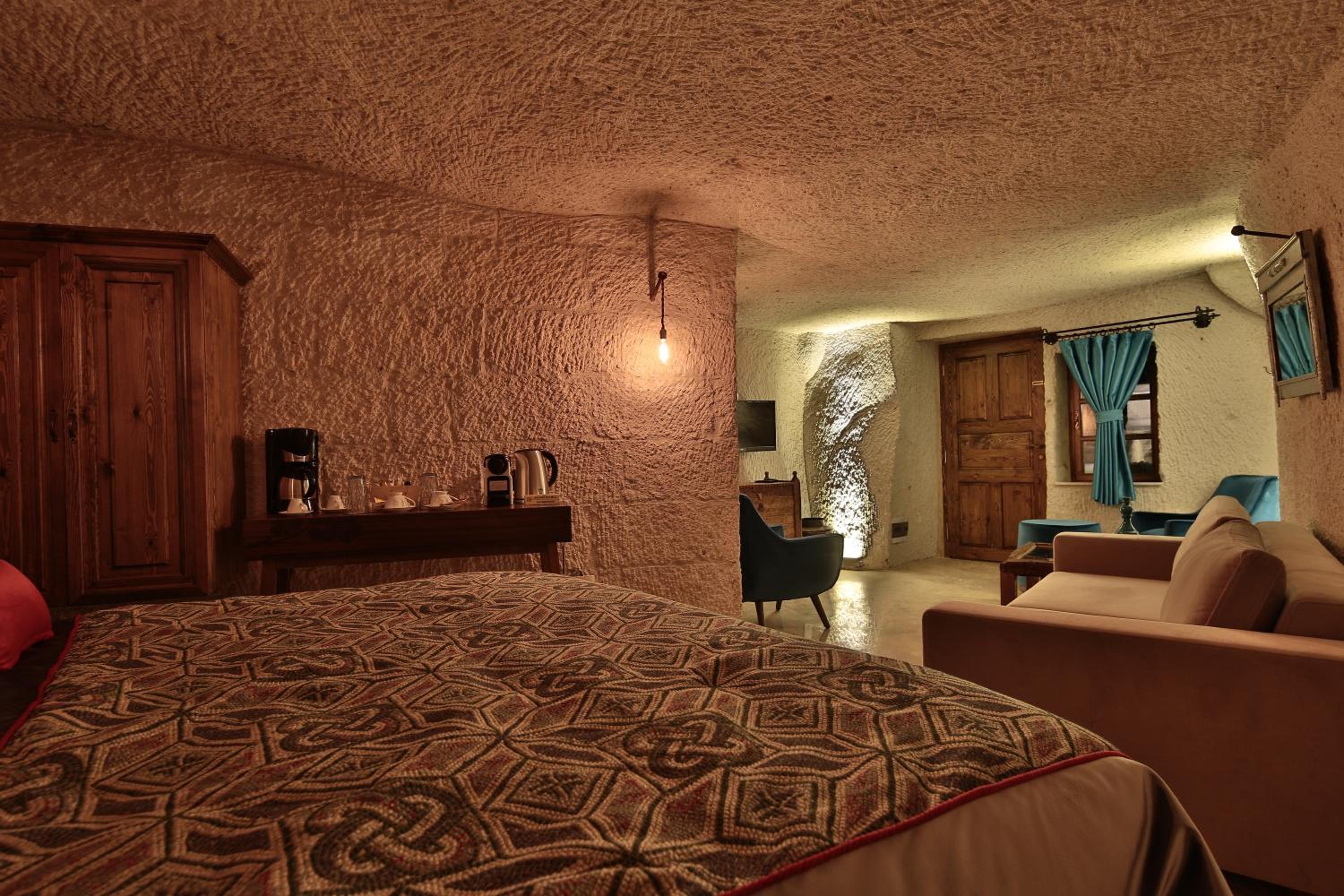 Deluxe King Suite - Photo 6