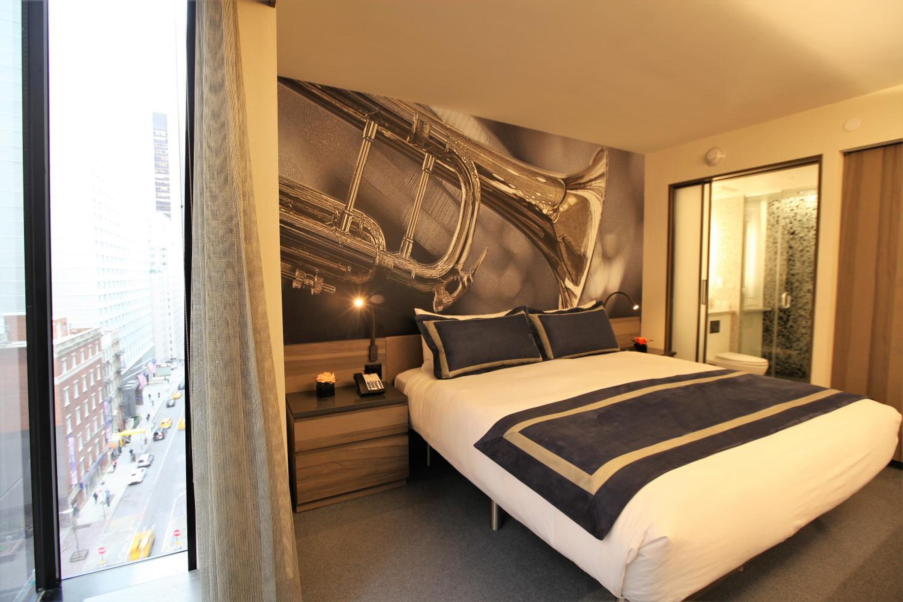 Superior King Room thumbnail 5