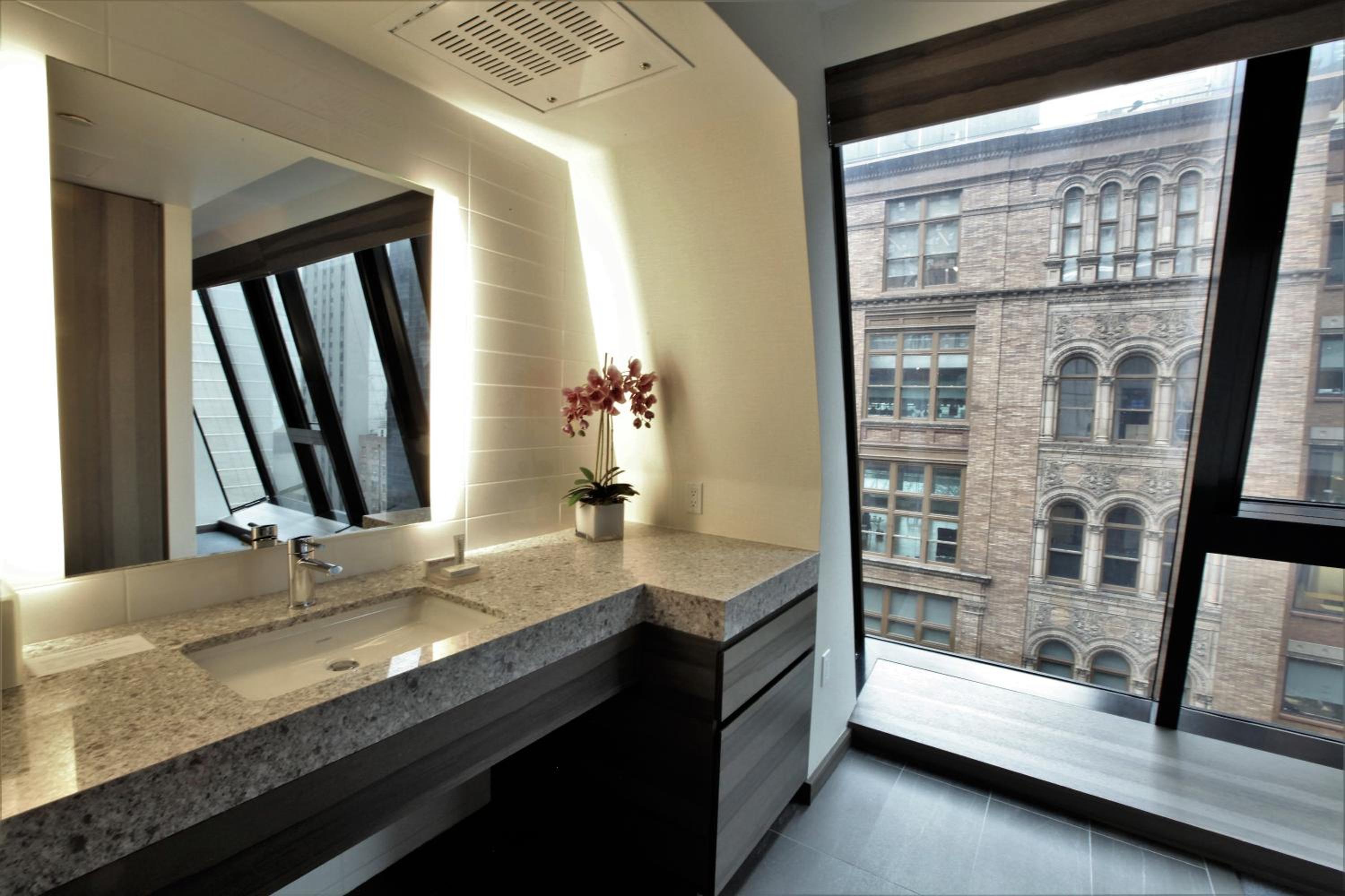 Superior Queen Junior Suite thumbnail 6
