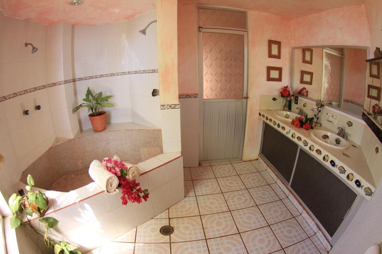 Six-Bedroom House - Photo 11
