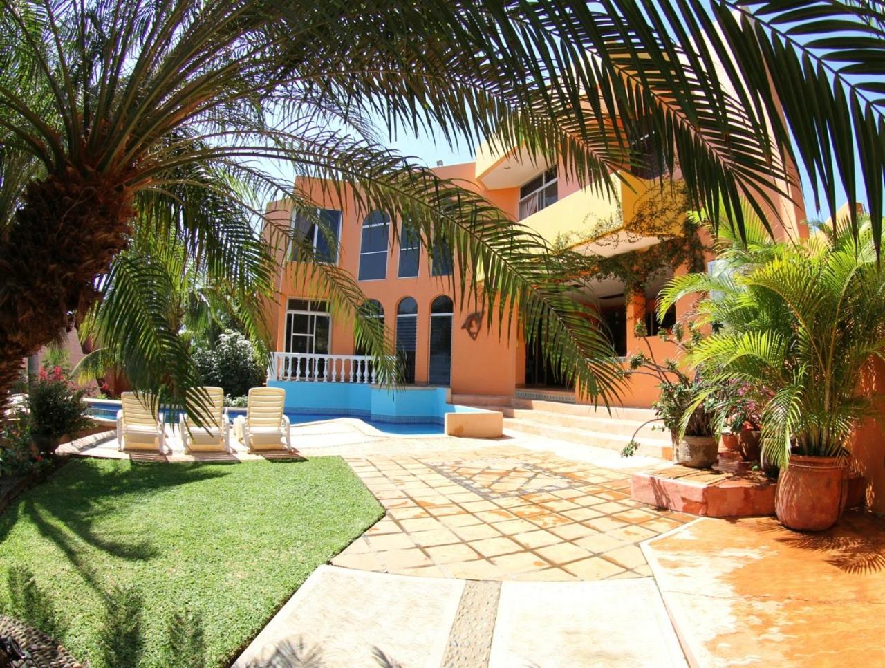Six-Bedroom House - Photo 45