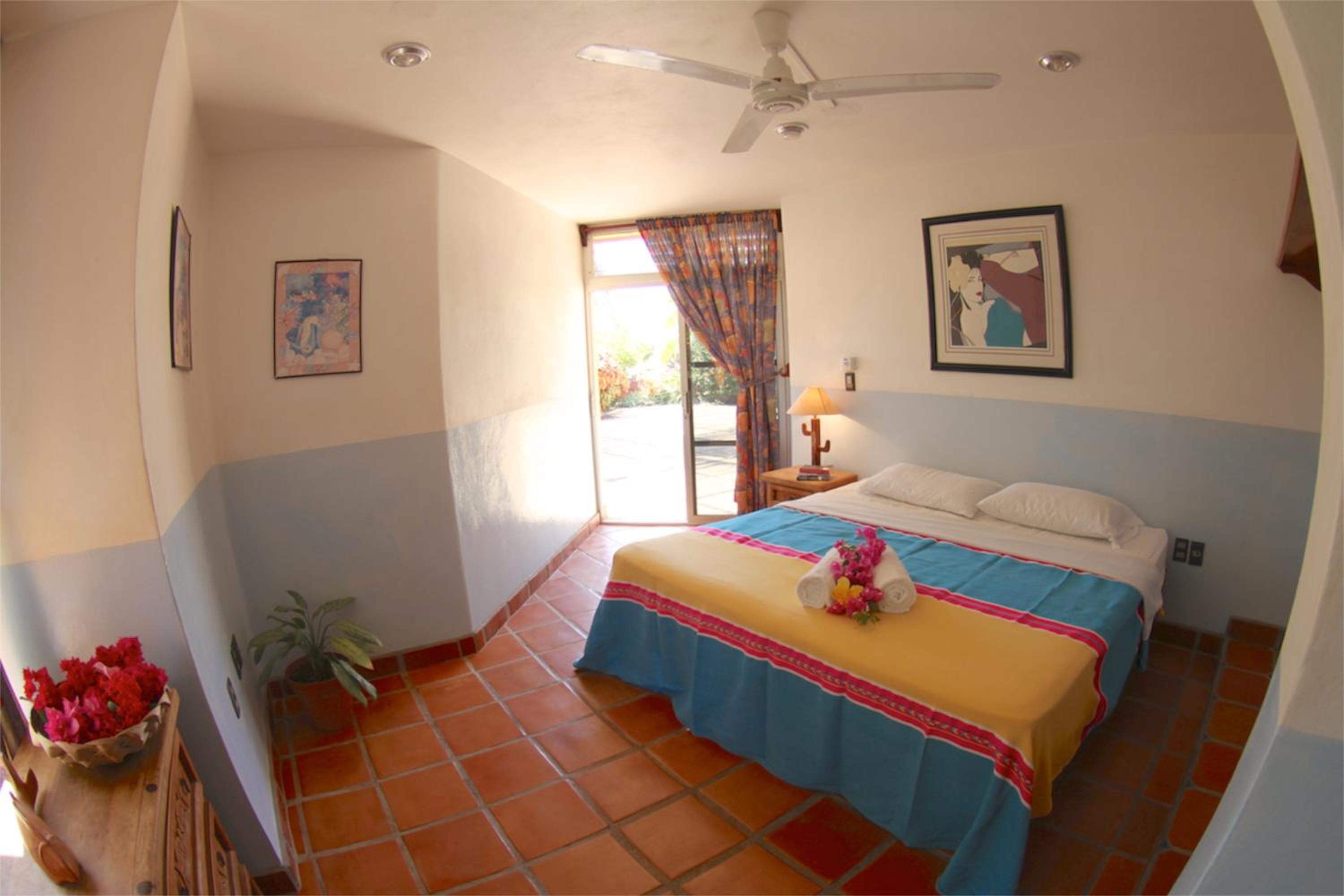 Six-Bedroom House - Photo 37