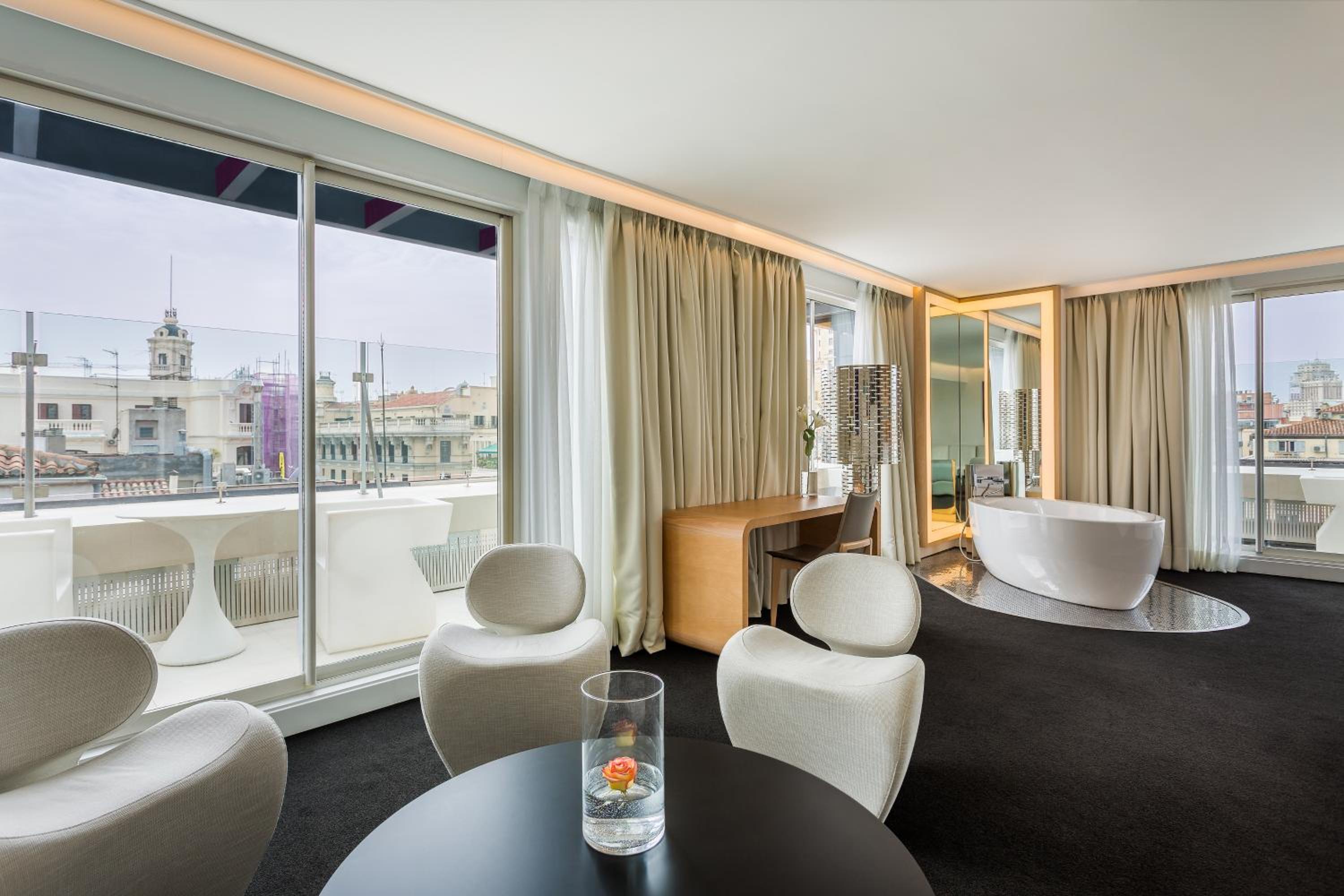 Deluxe Suite - Photo 7