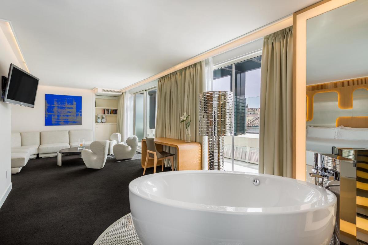 Deluxe Suite - Photo 8