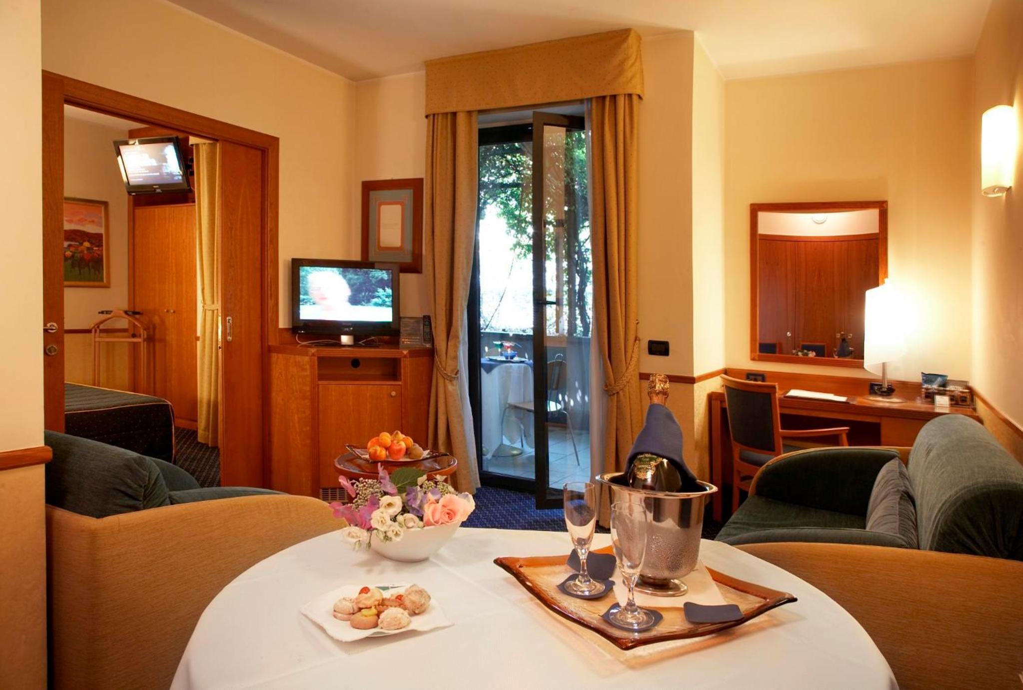 Junior Suite (4 Adults) - Photo 8